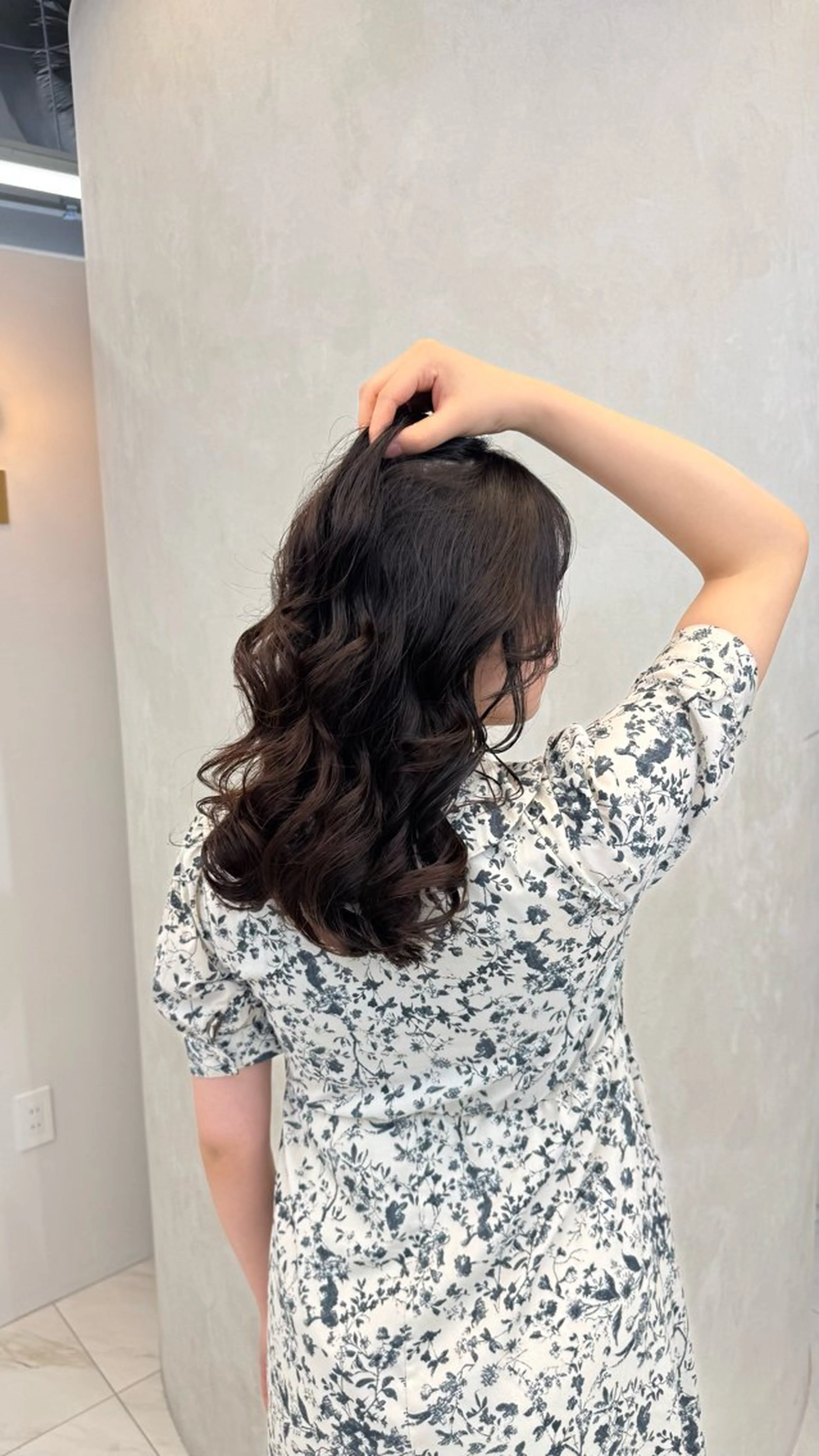 セミロング 本田秀幸 コテ巻き風パーマのヘアスタイル