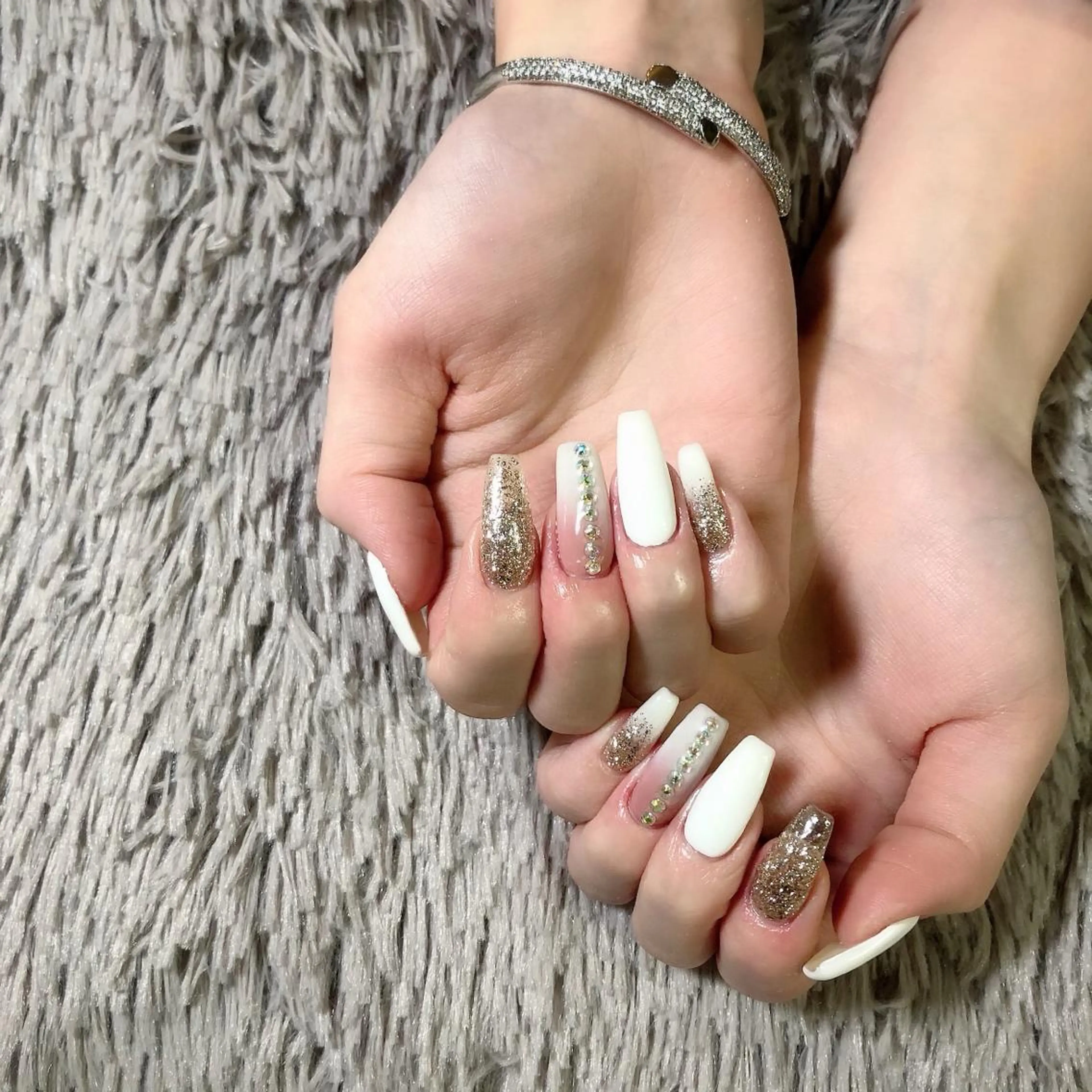 ネイル フットネイル フレンチネイル ジェルネイル ラメ(グリッター) ラメグラデーション NEO Beauty Salon所属・𝐍𝐄𝐎 𝐉𝐔𝐑𝐈のネイルデザイン