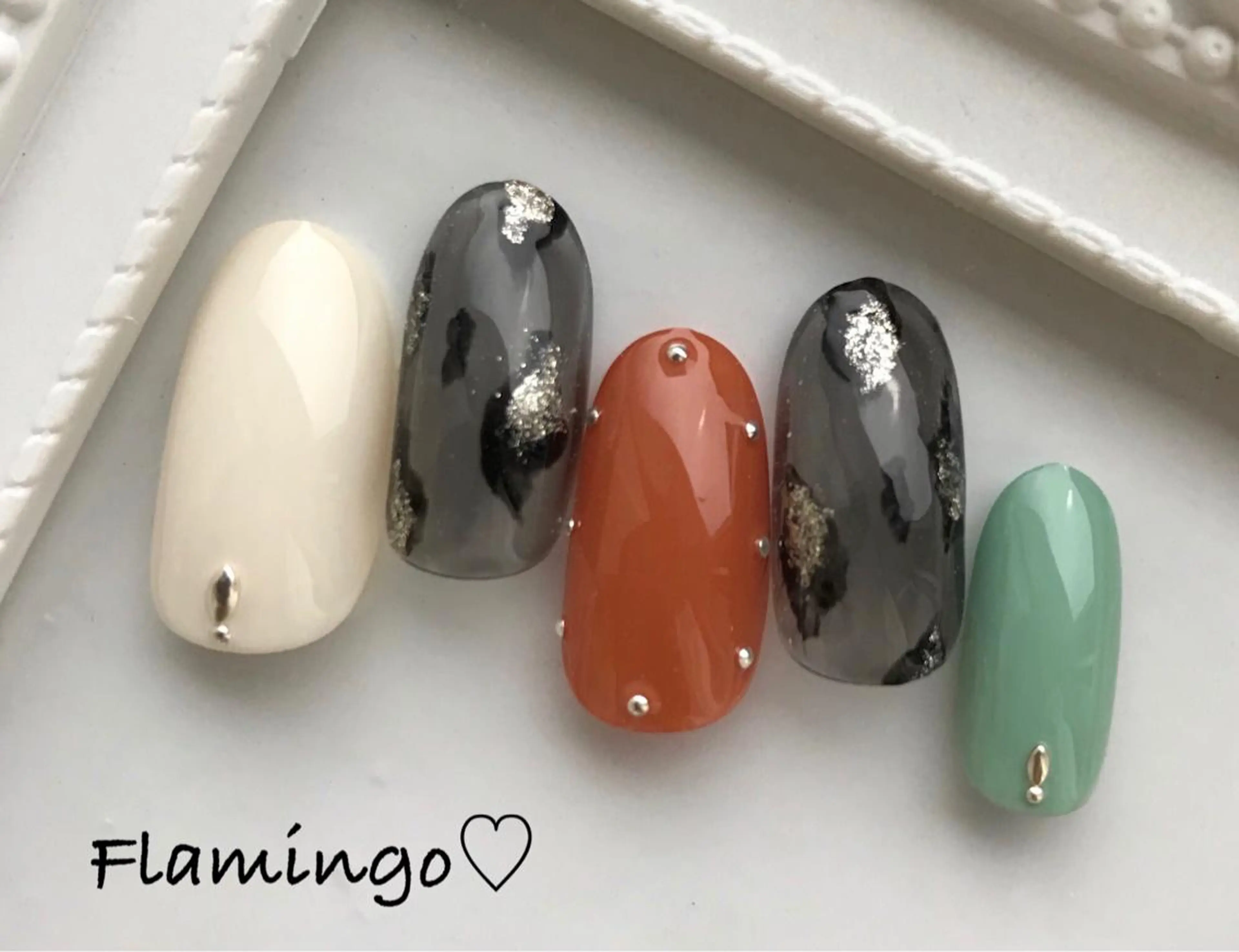 ネイル アニマル柄 カジュアル キラキラネイル 冬ネイル フィルイン／自爪育成 ／爪に優しい施術のネイルデザイン