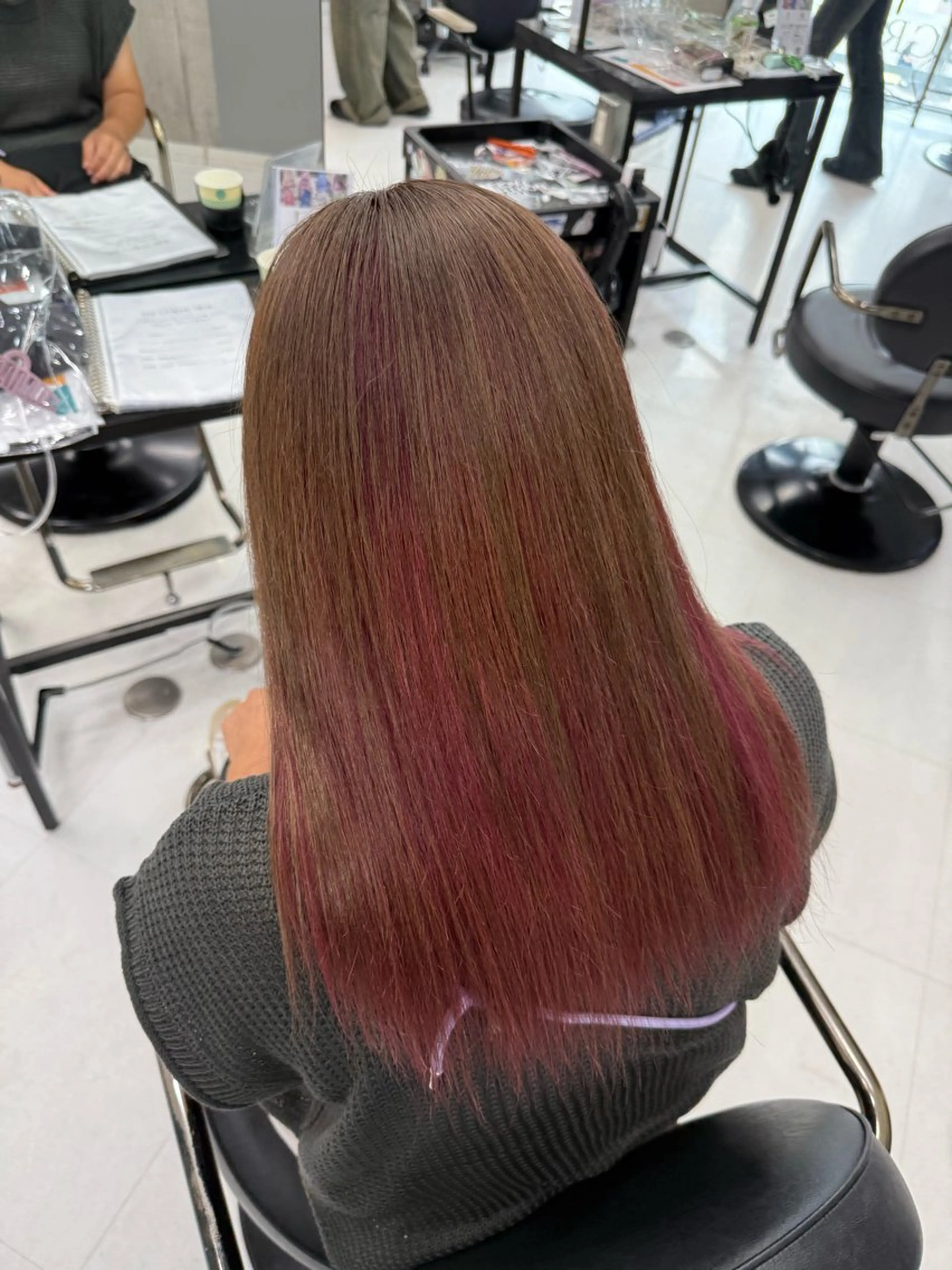 ミディアム カラー メンズ メンズバレイヤージュ メンズブリーチ メンズハイライト メンズハイトーン メンズインナーカラー ヘアカラー トリートメント ☁️かずき☁️青.紫 推し活カラー💫のヘアスタイル