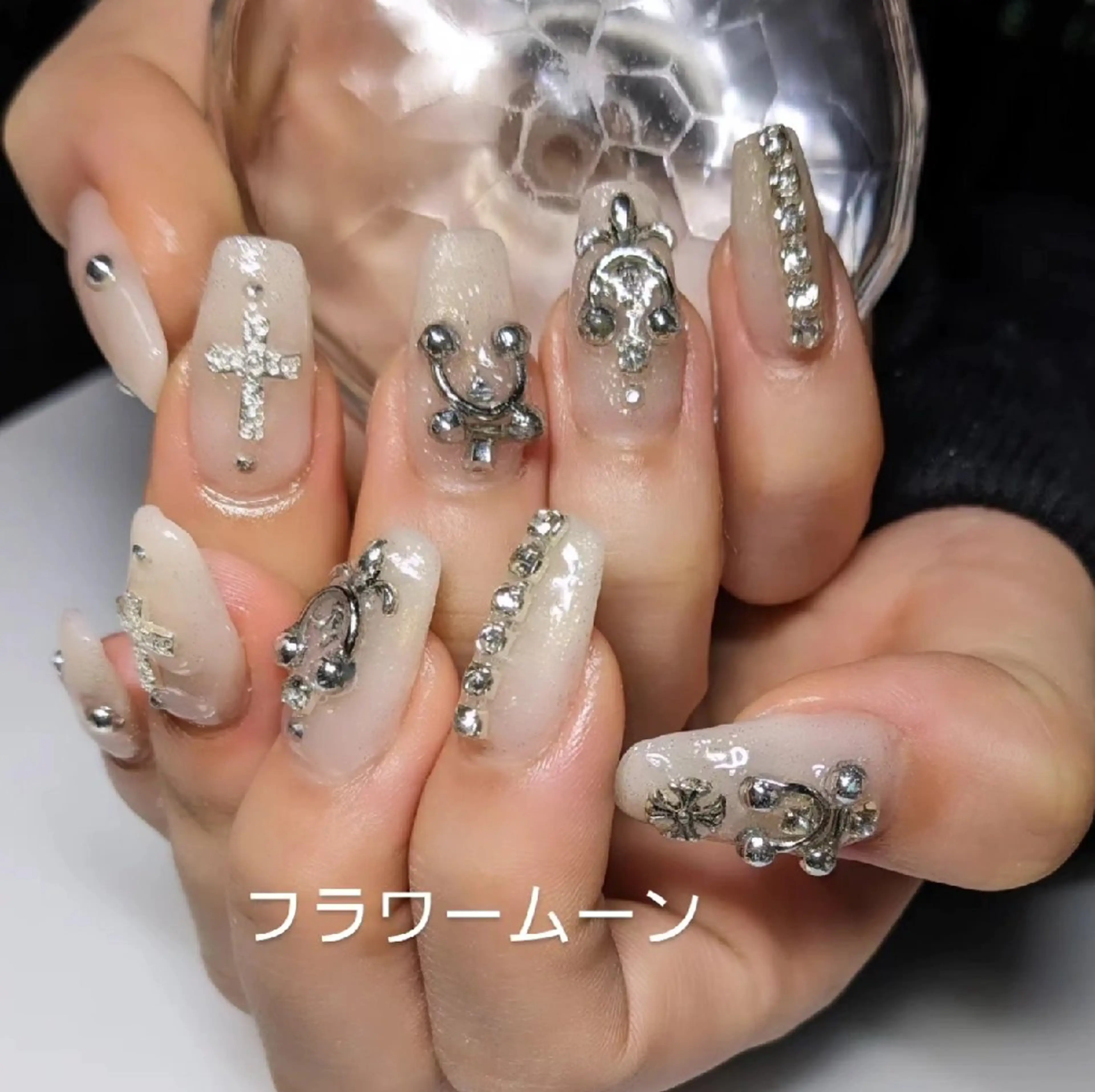 ネイル フラワー ムーンのネイルデザイン