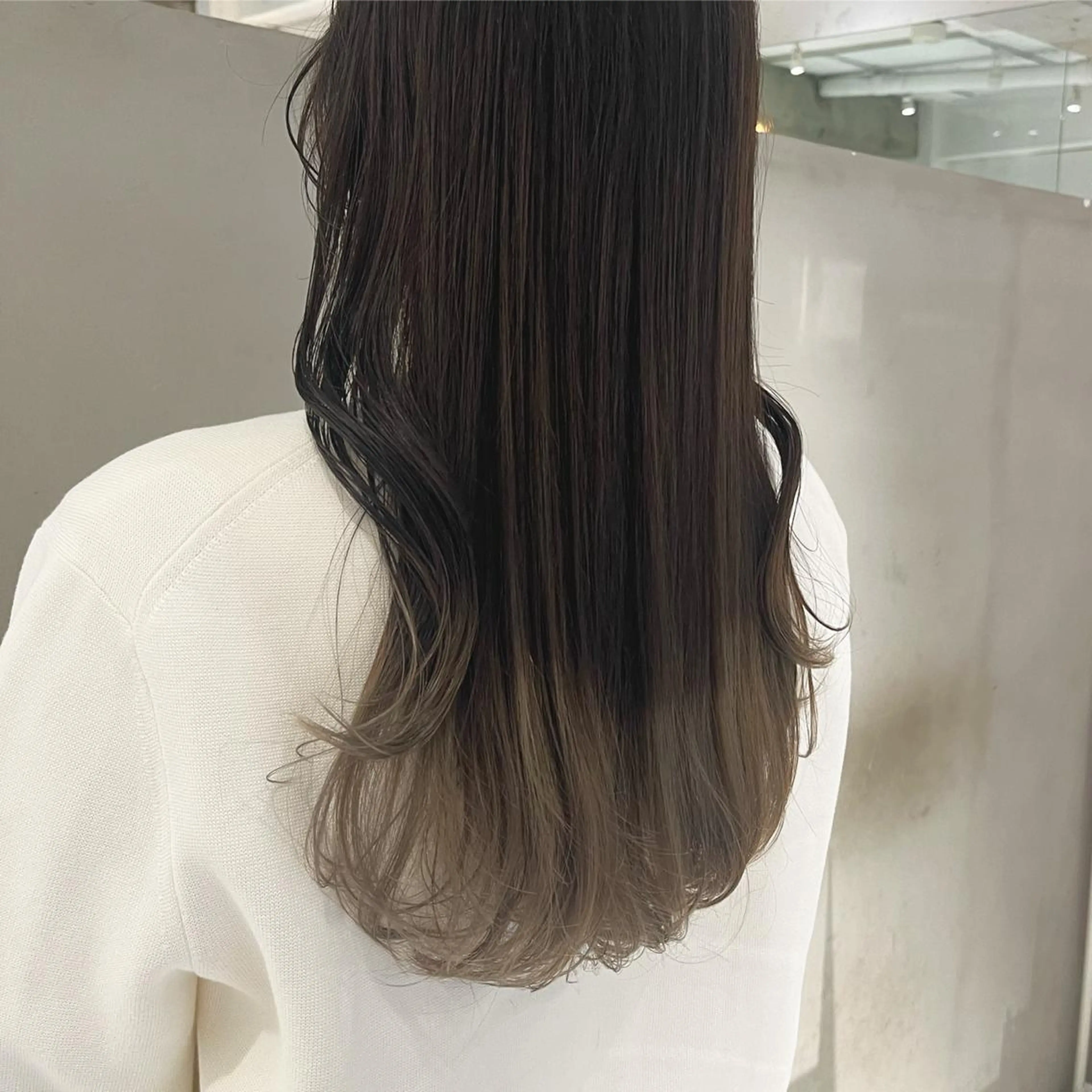 ロング カラー ベージュカラー 透明感カラー グレージュ ヘアカラー トリートメント ヘッドスパ ヘアセット カジュアルを女っぽく 𝗮𝘆𝗮𝗰𝗼のヘアスタイル