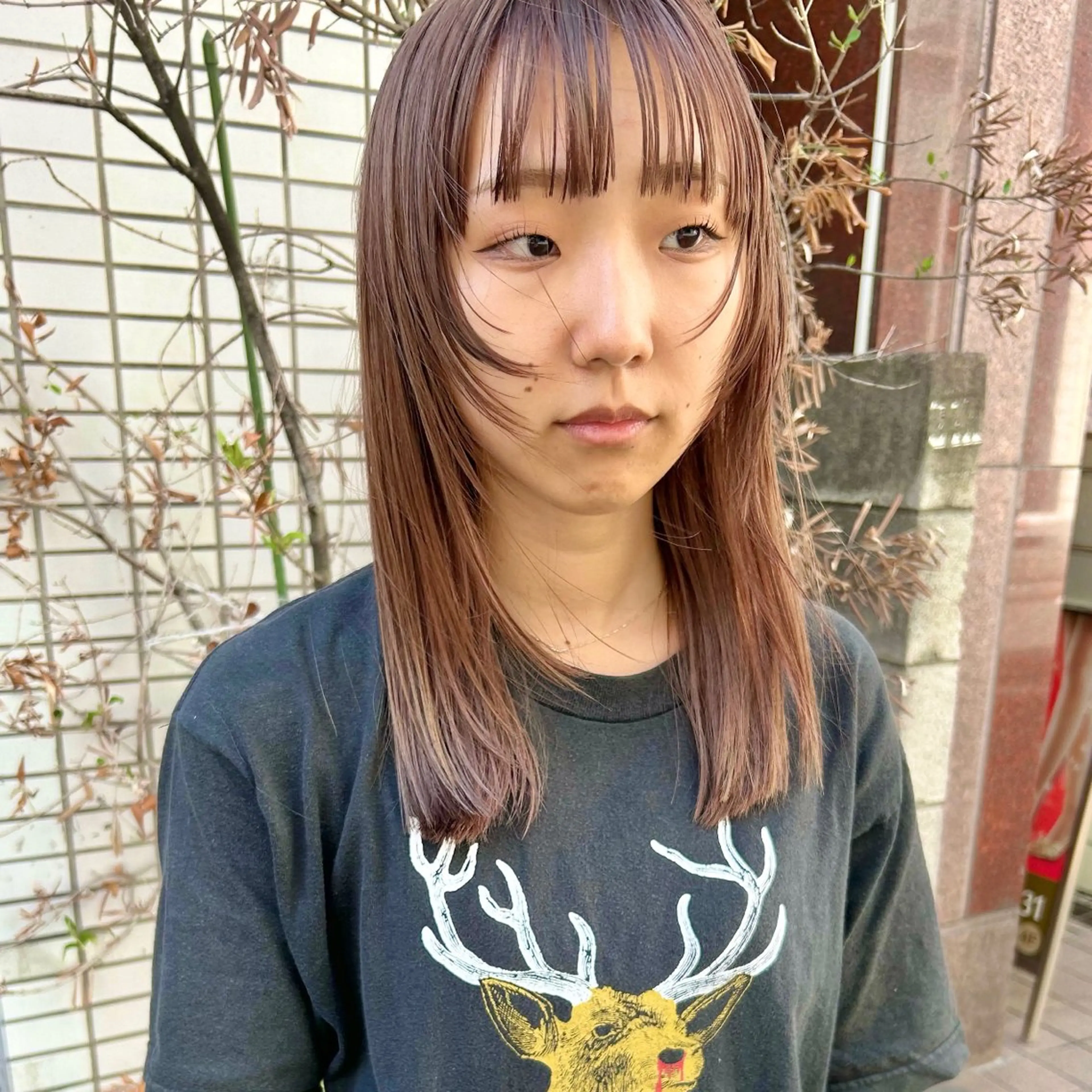 ミディアム カラー ブリーチ 顔まわりレイヤー レイヤーカット ワイドバング カット ヘアカラー トリートメント ハイトーン/ブリーチ 似合せカット/パーマのヘアスタイル