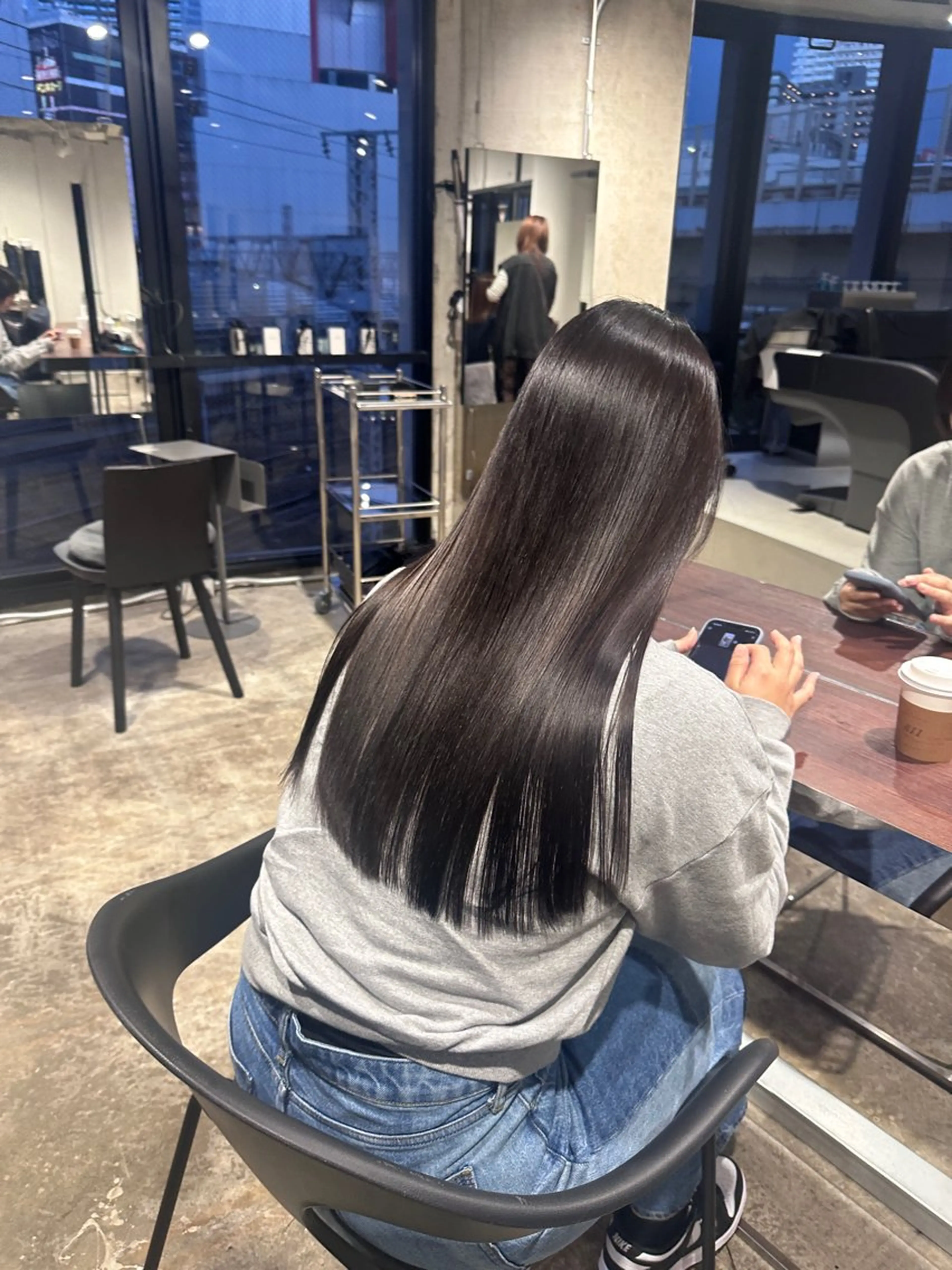 ロング カラー パーマ ブリーチ グレージュ 髪質改善 縮毛矯正 ストレートパーマ 縮毛矯正 透明感カラー/顔周り レイヤー/髪質改善のヘアスタイル