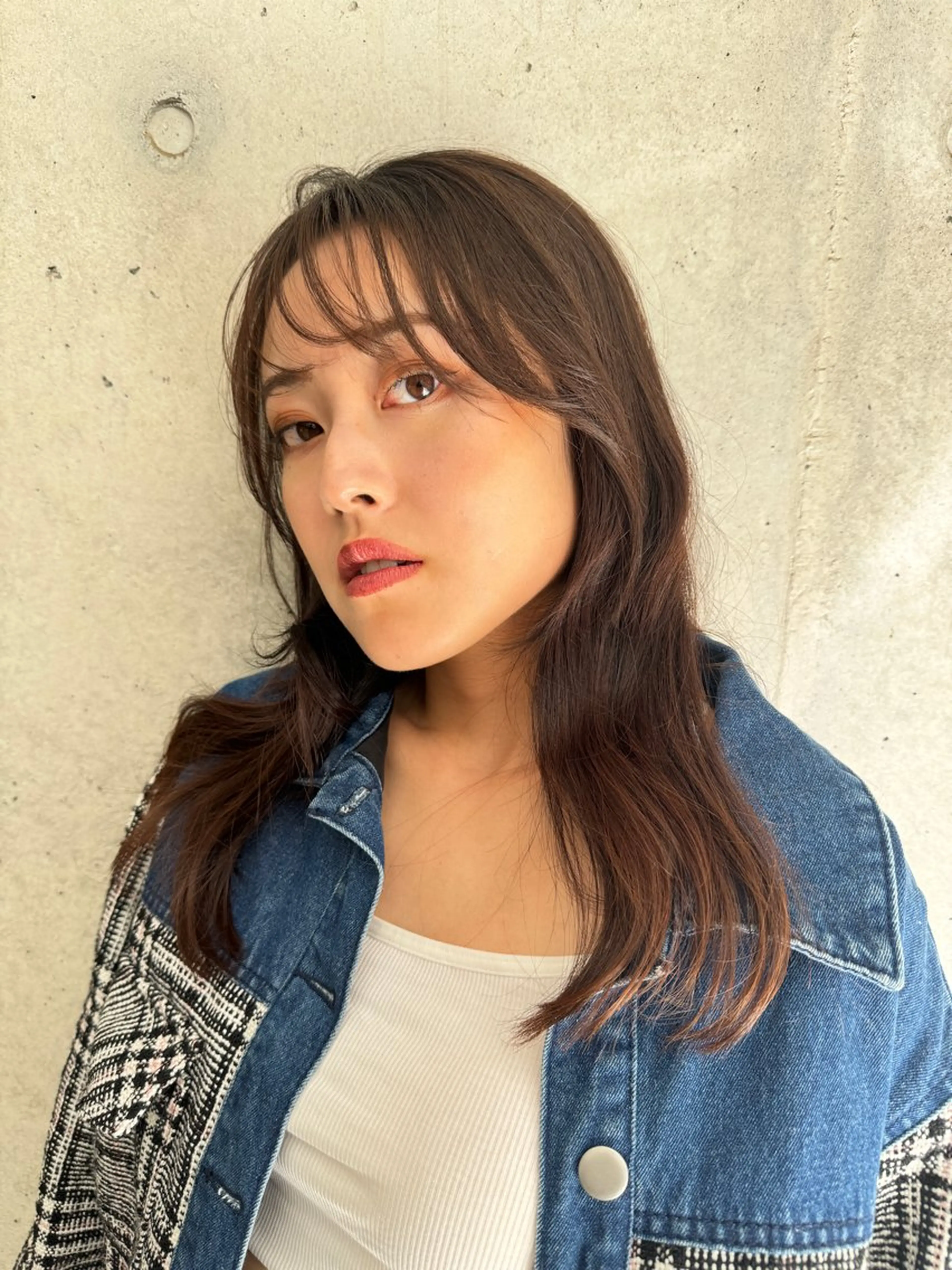 ロング deseo 透明色艶カラーツバサのヘアスタイル