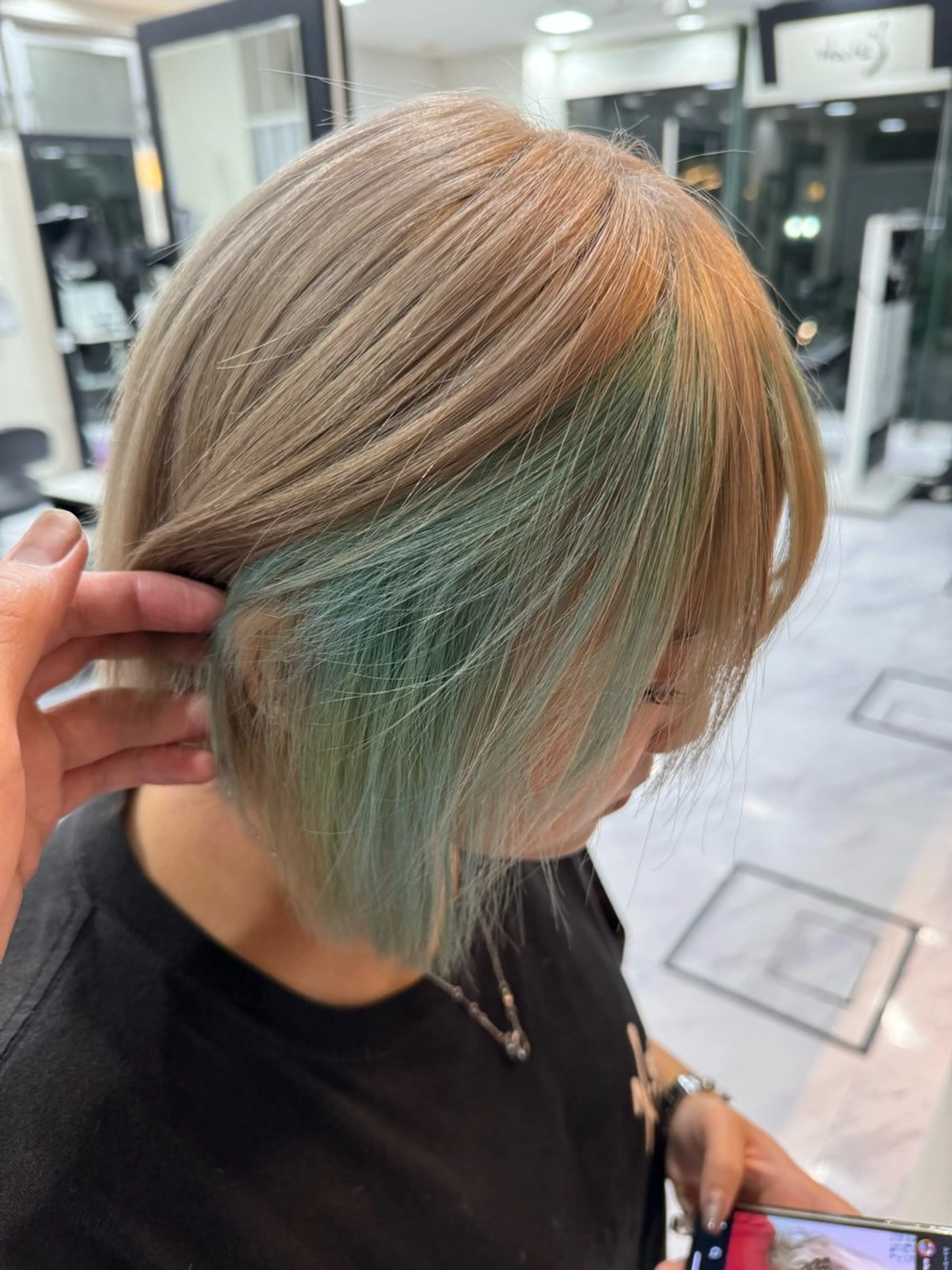 ミディアム カラー ヘアアレンジ 切りっぱなしボブ ミストバング ブリーチ デザインカラー ダブルカラー カット ヘアカラー トリートメント Zina 大宮所属・目黒 碧人のヘアスタイル