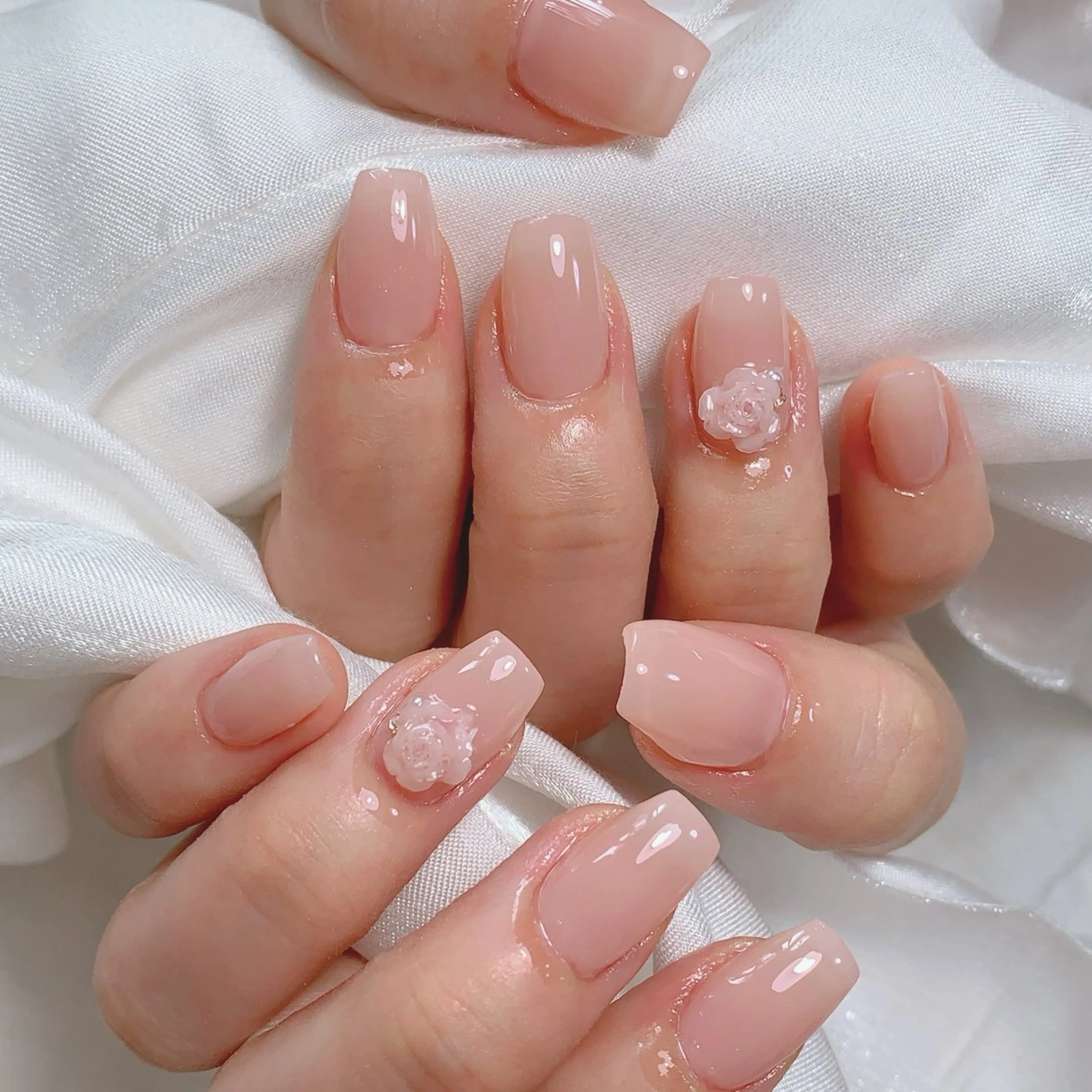 ネイル ブルー チークネイル フレンチネイル ハート ホログラムネイル ハンドネイル インフィニティ ネイルサロンのネイルデザイン