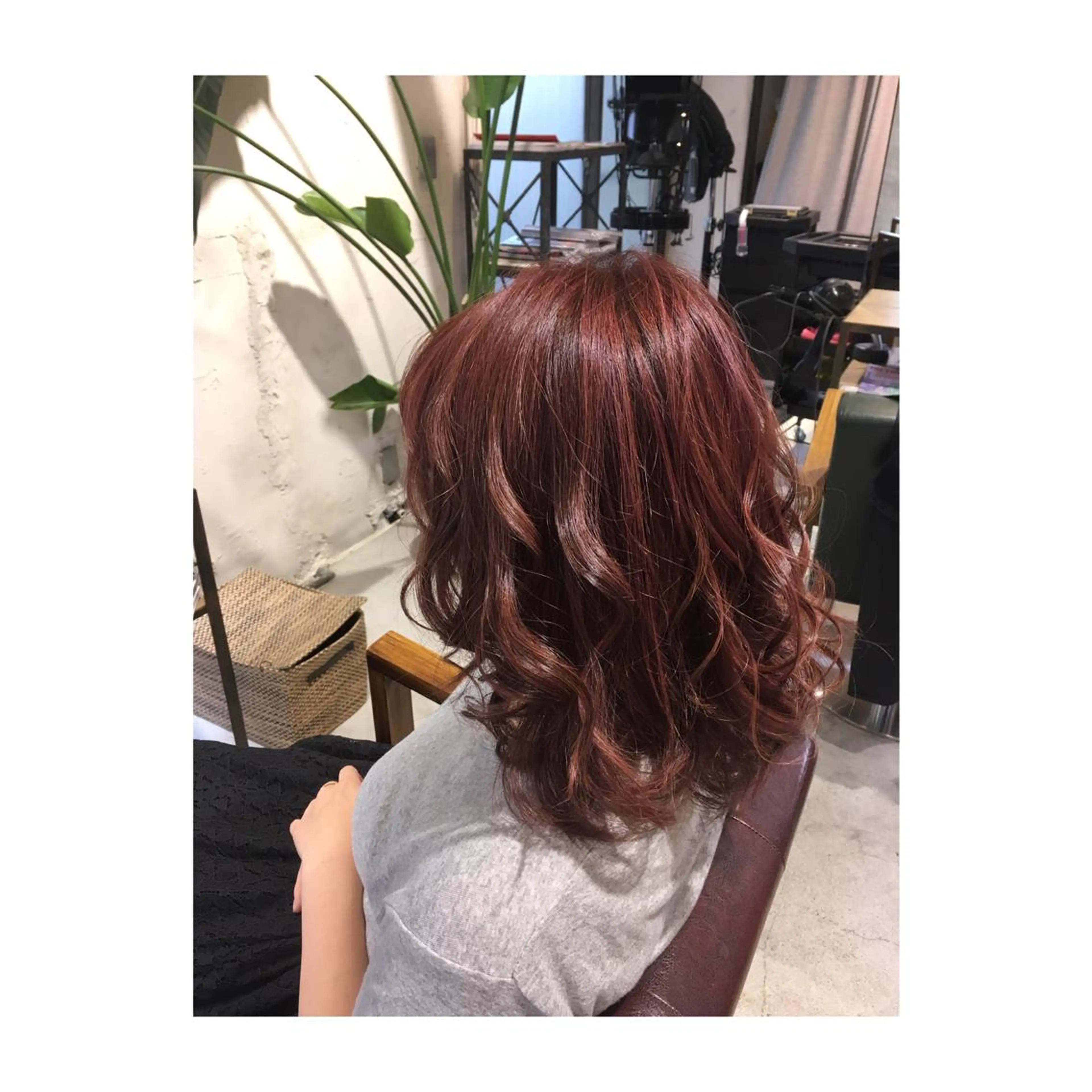 ショート ミディアム セミロング カラー パーマ ピンクカラー アオガミ （前髪顔周りカット）のヘアスタイル