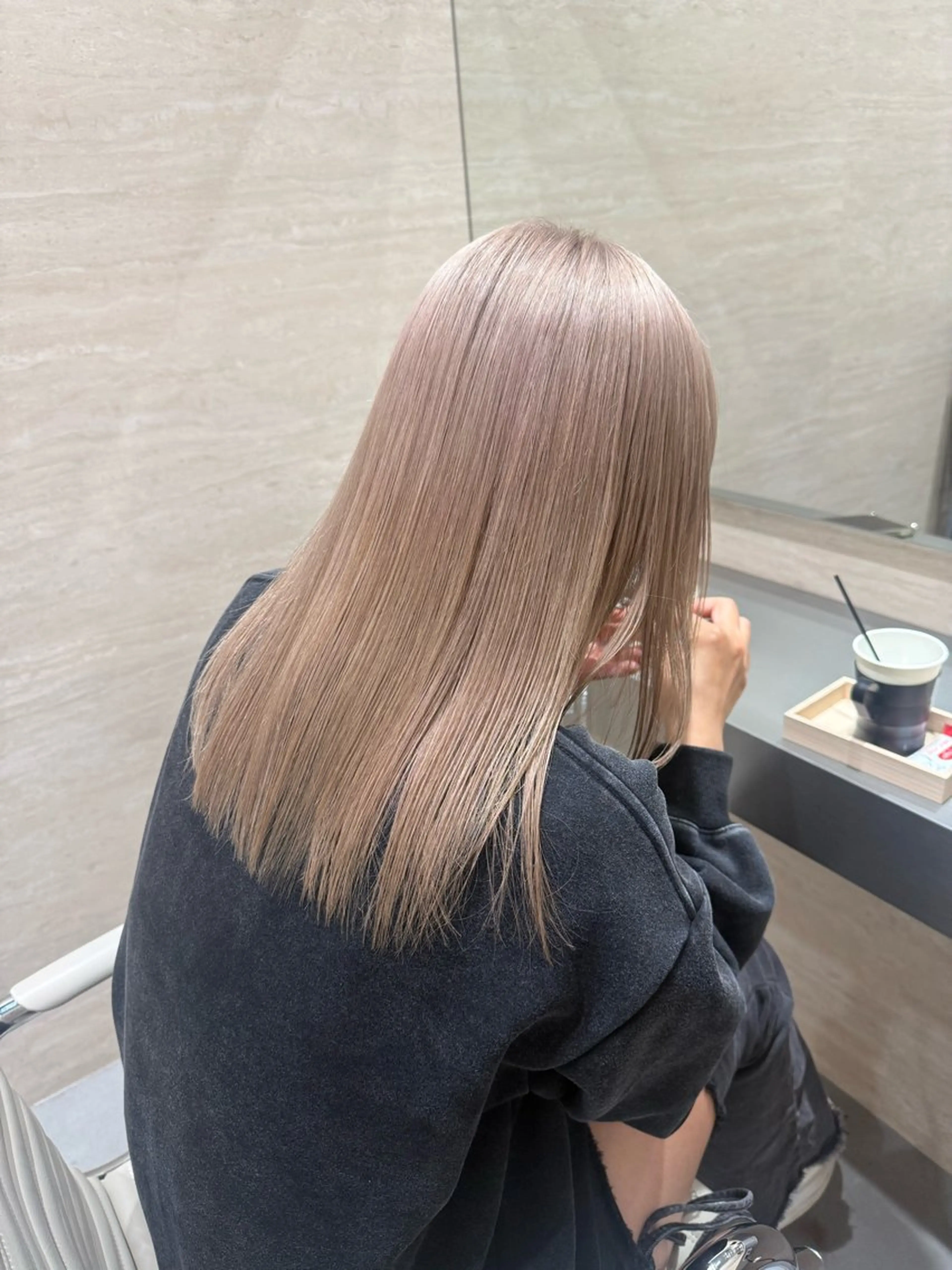 セミロング カラー ベージュカラー ブリーチ ホワイトベージュ ヘアカラー トリートメント ハイトーン🦢 Natsumiのヘアスタイル