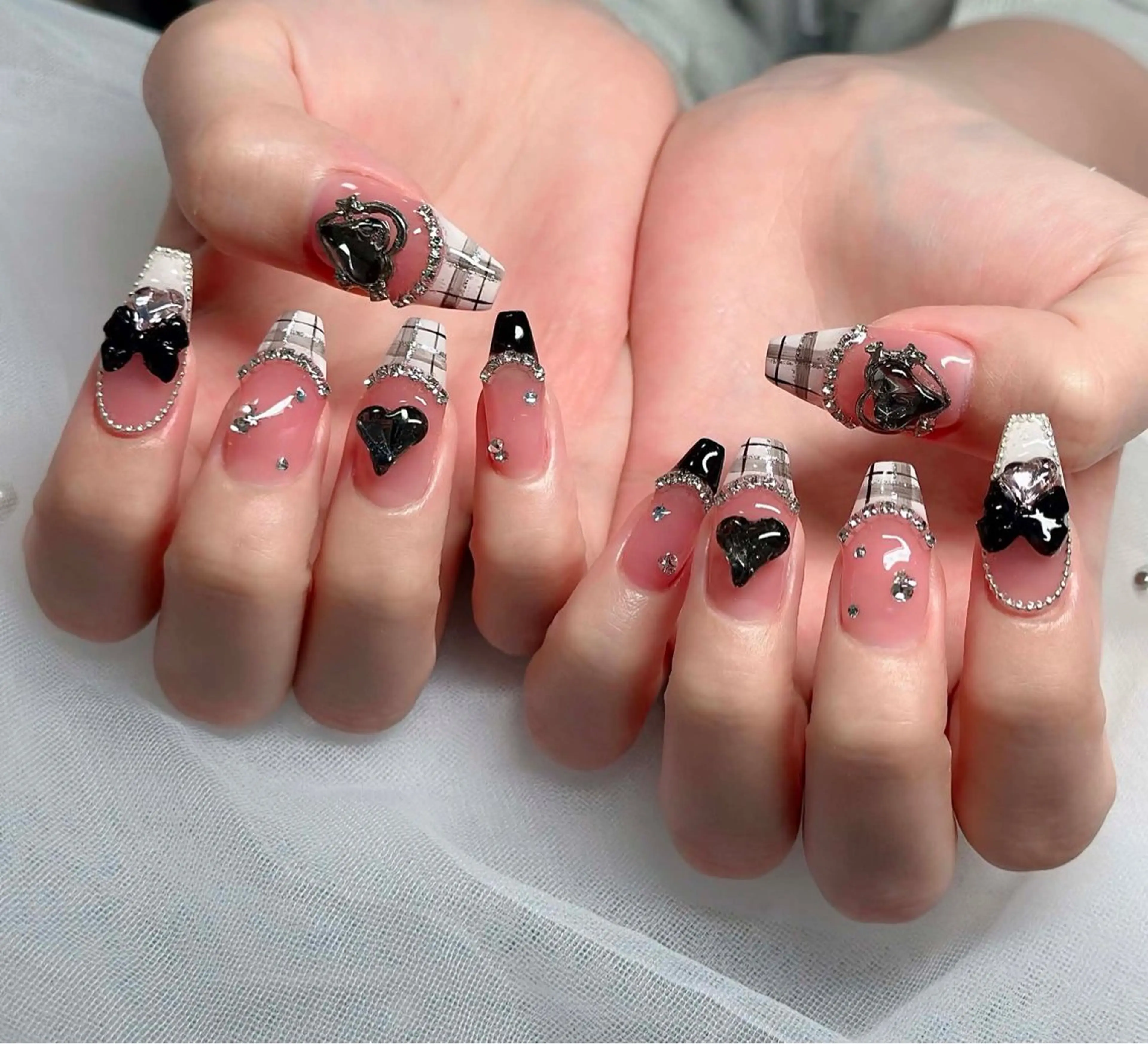 ネイル フレンチネイル ジェルネイル ガラスフレンチ ハロウィン ハート ハンドネイル H.baby Nail Salonのネイルデザイン