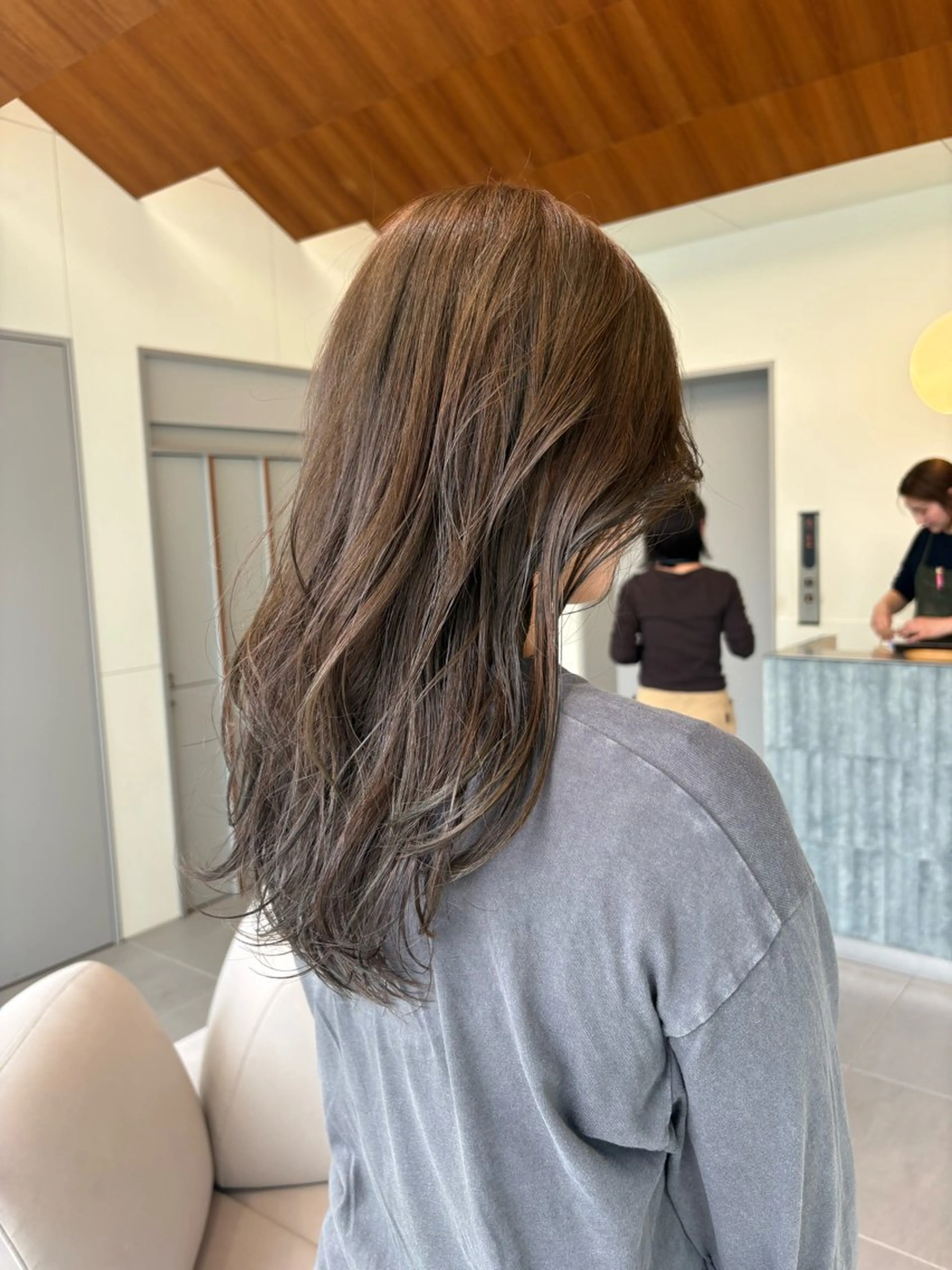 セミロング カット ヘアカラー 💡レイヤーカット/ グレージュ松本隼人のヘアスタイル