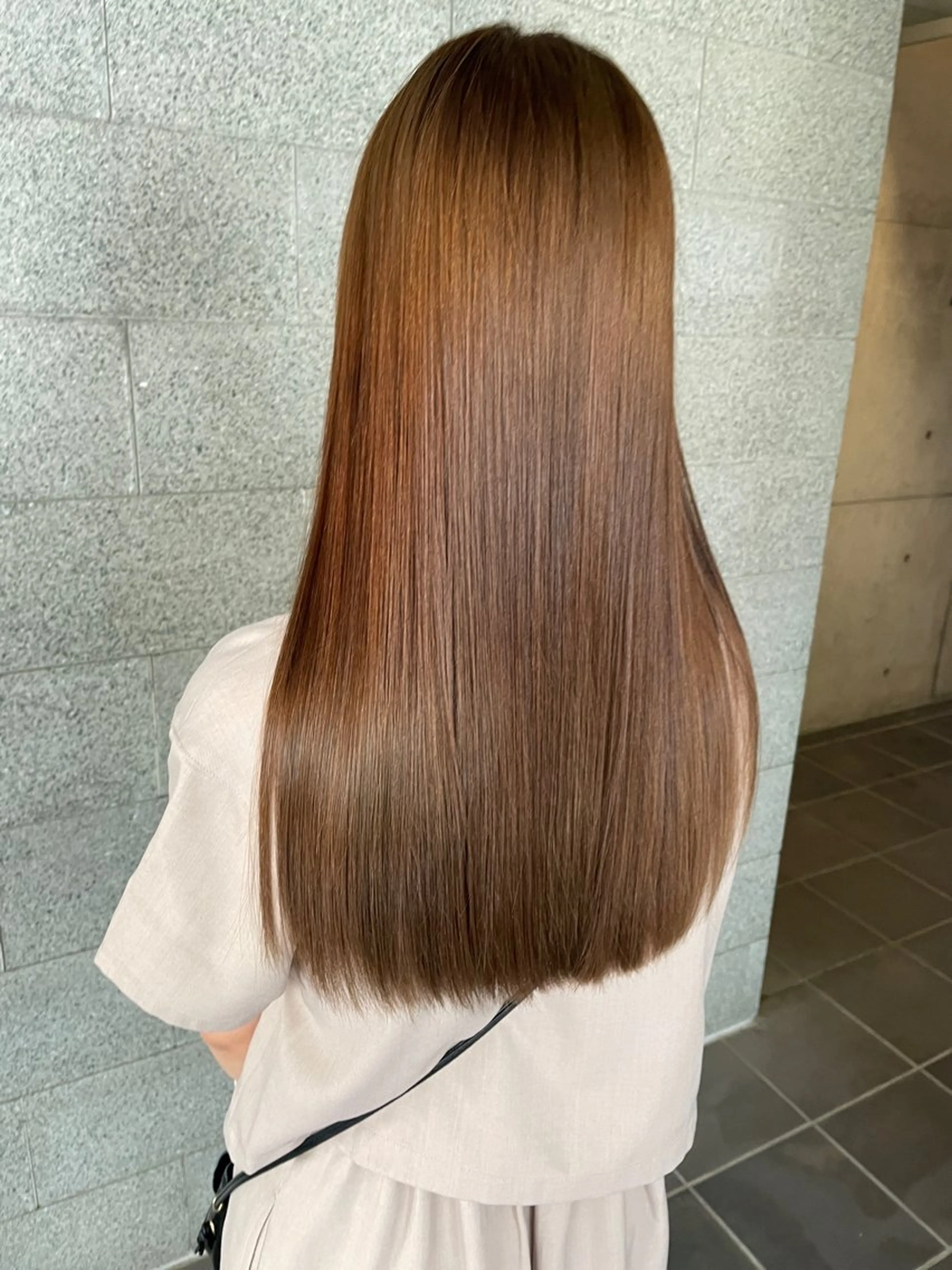 ロング カラー ベージュカラー ブリーチ ミルクティーベージュ ブリーチなしカラー 髪質改善 ROUTE KOUTAのヘアスタイル