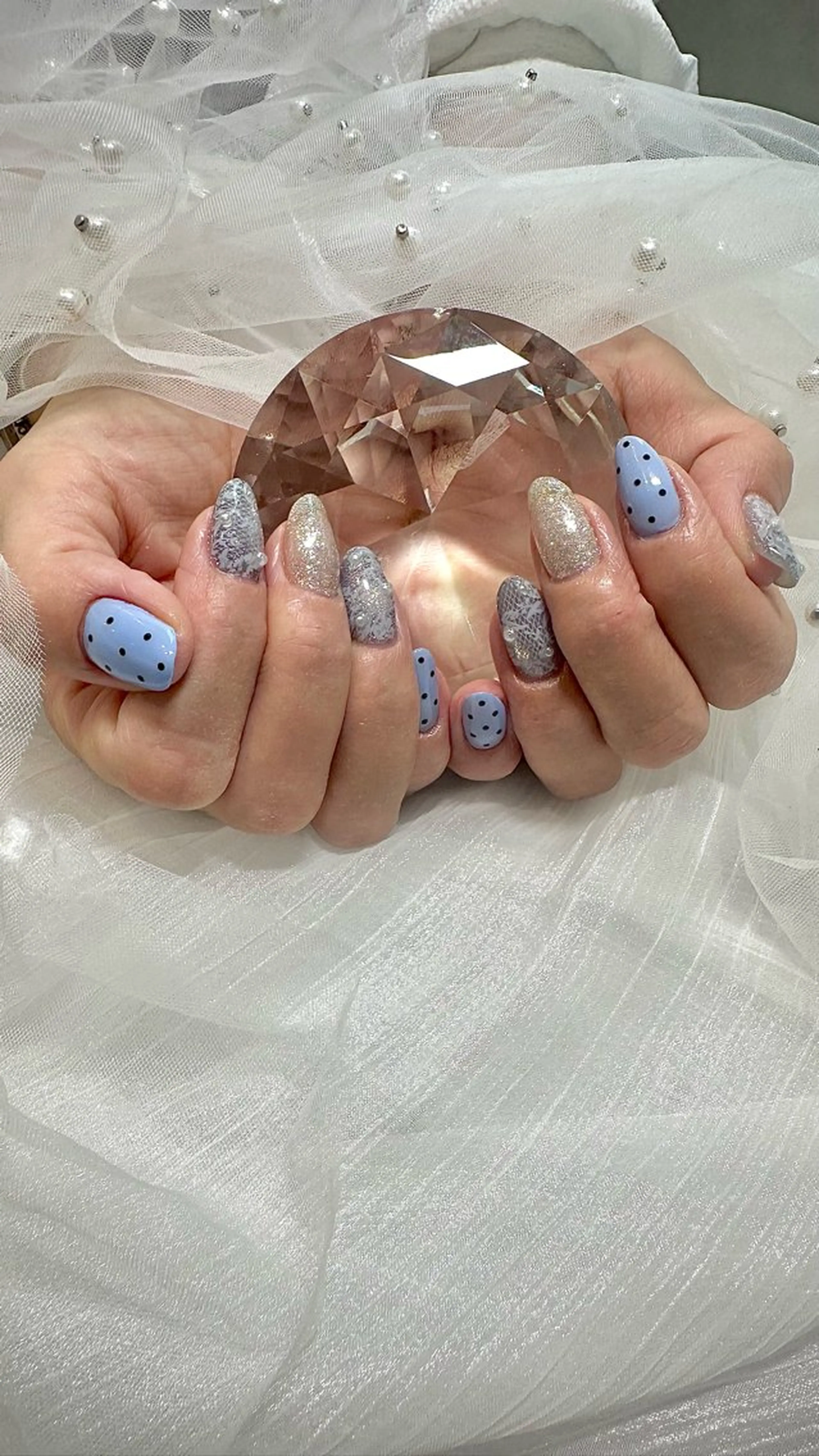 ネイル アートネイル ブルー ドット ガーリー キラキラネイル ハンドネイル Sei ｜ cres nailのネイルデザイン