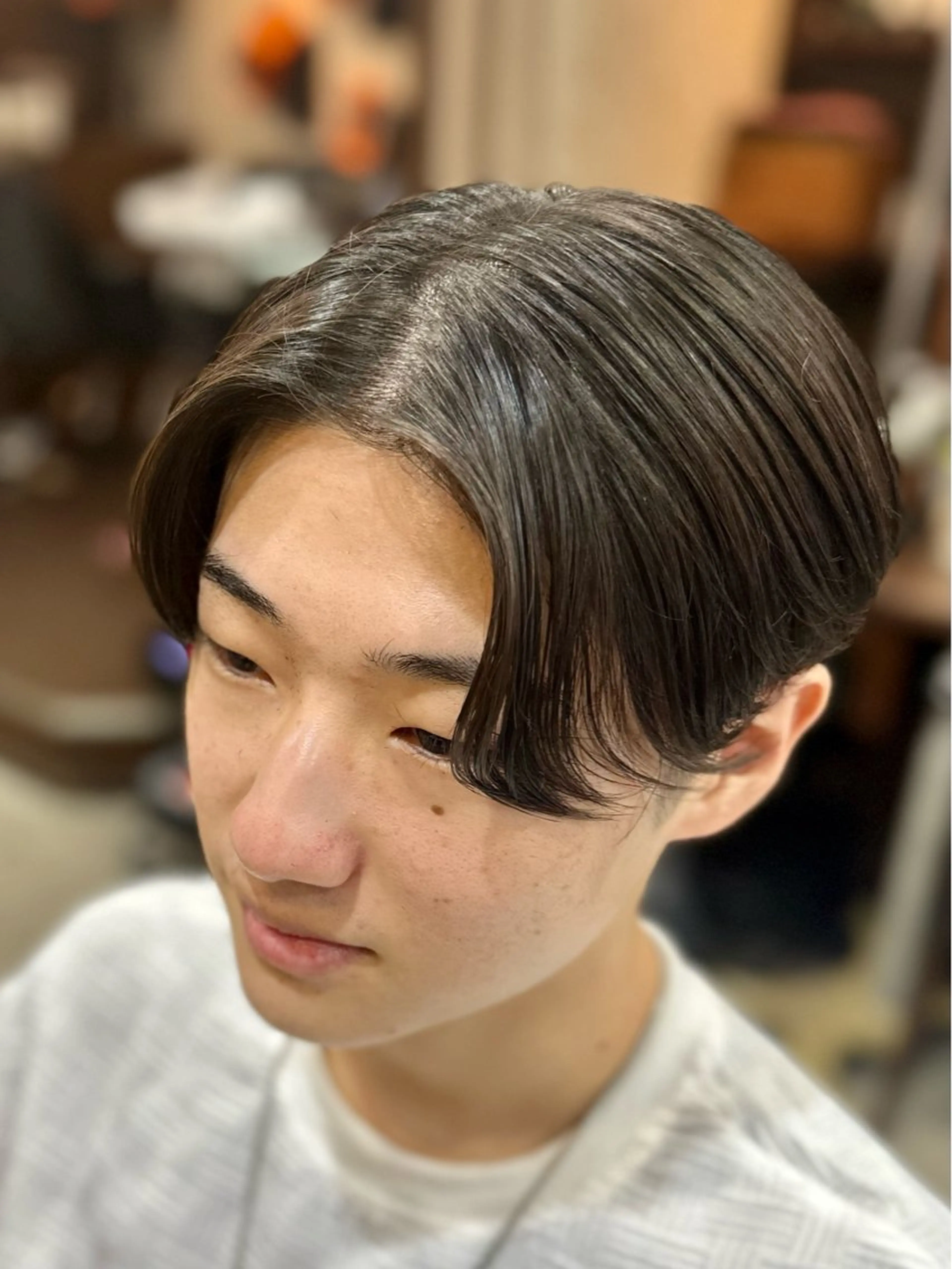 ショート メンズ センターパート メンズパーマ アダチ コウスケのヘアスタイル