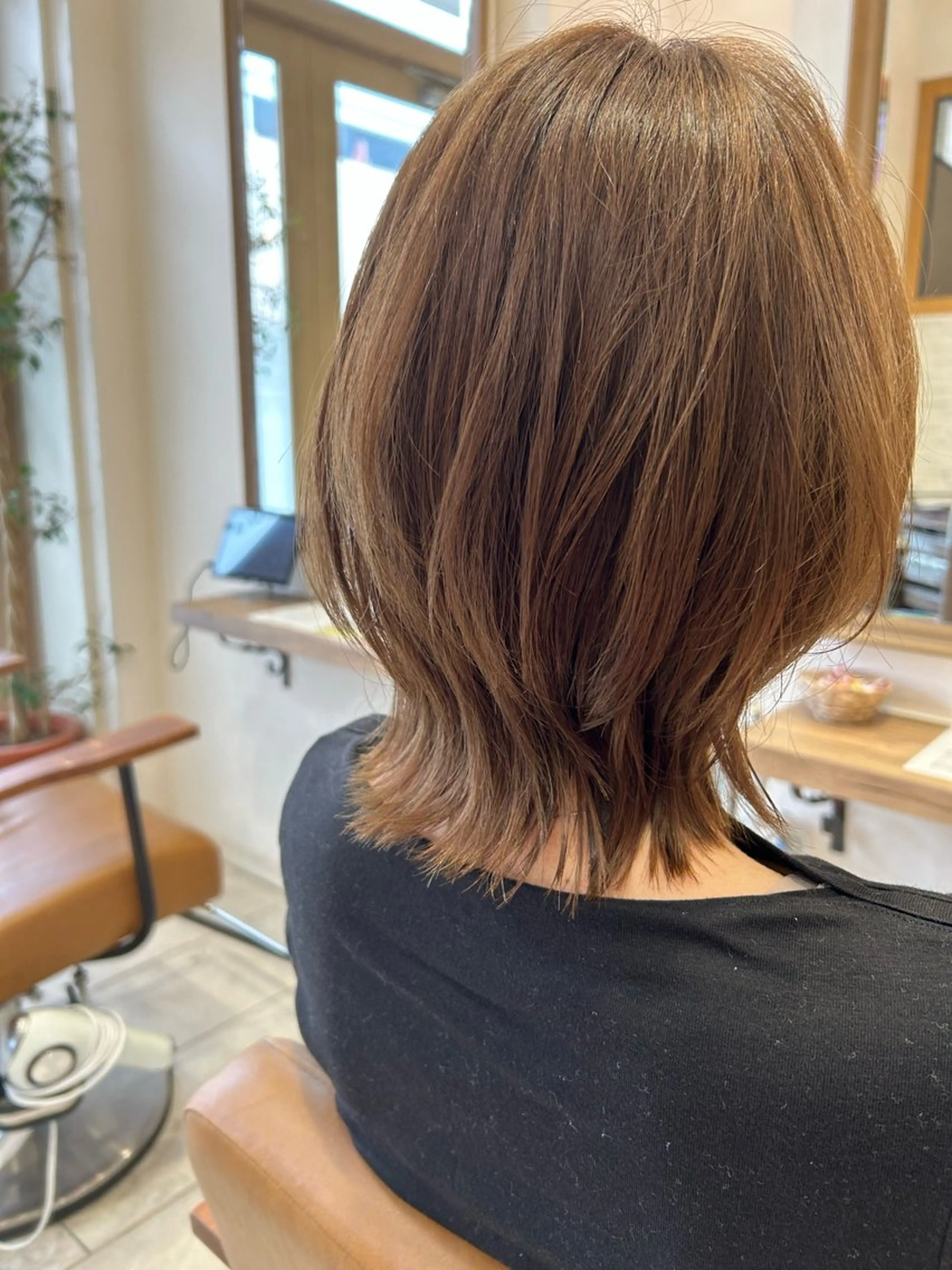 ミディアム 伊藤 麻菜実のヘアスタイル