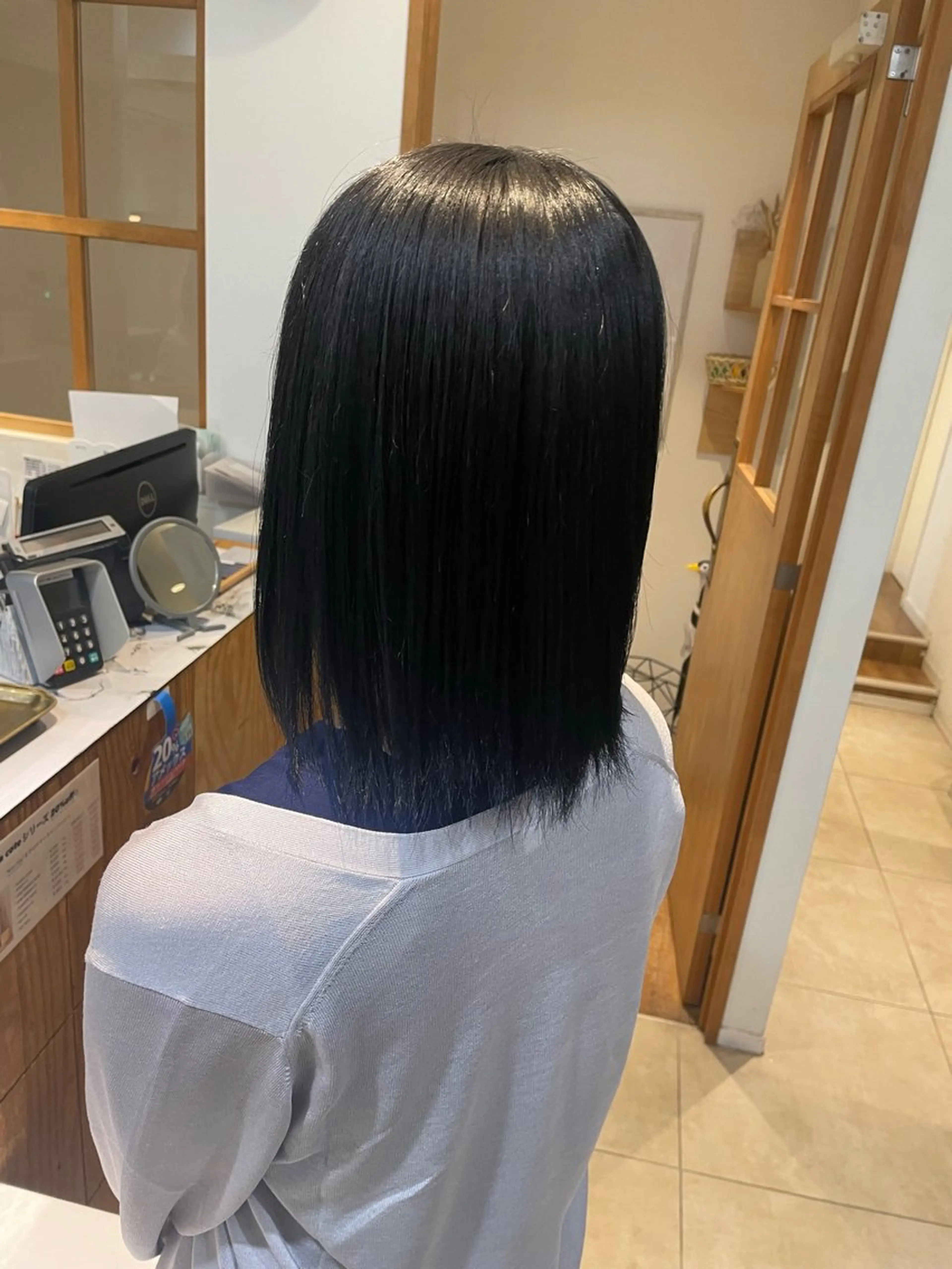 ミディアム カラー 黒髪 ブルーカラー ブルーブラック 秋元 佳乃のヘアスタイル