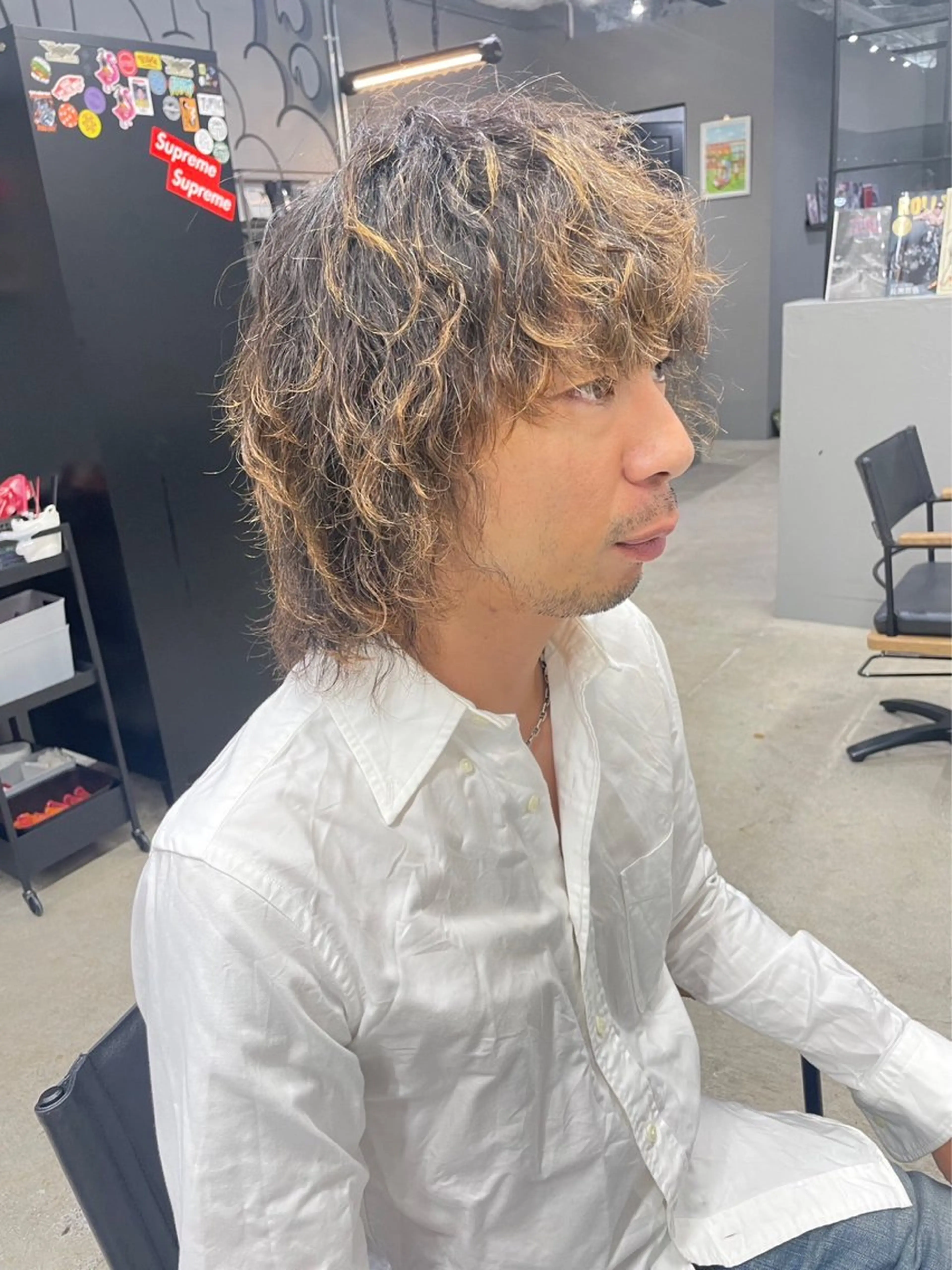 ミディアム パーマ メンズ ミディアムパーマ メンズブリーチ フェードカット メンズハイライト メンズメッシュ メンズ専門サロン wokeのヘアスタイル