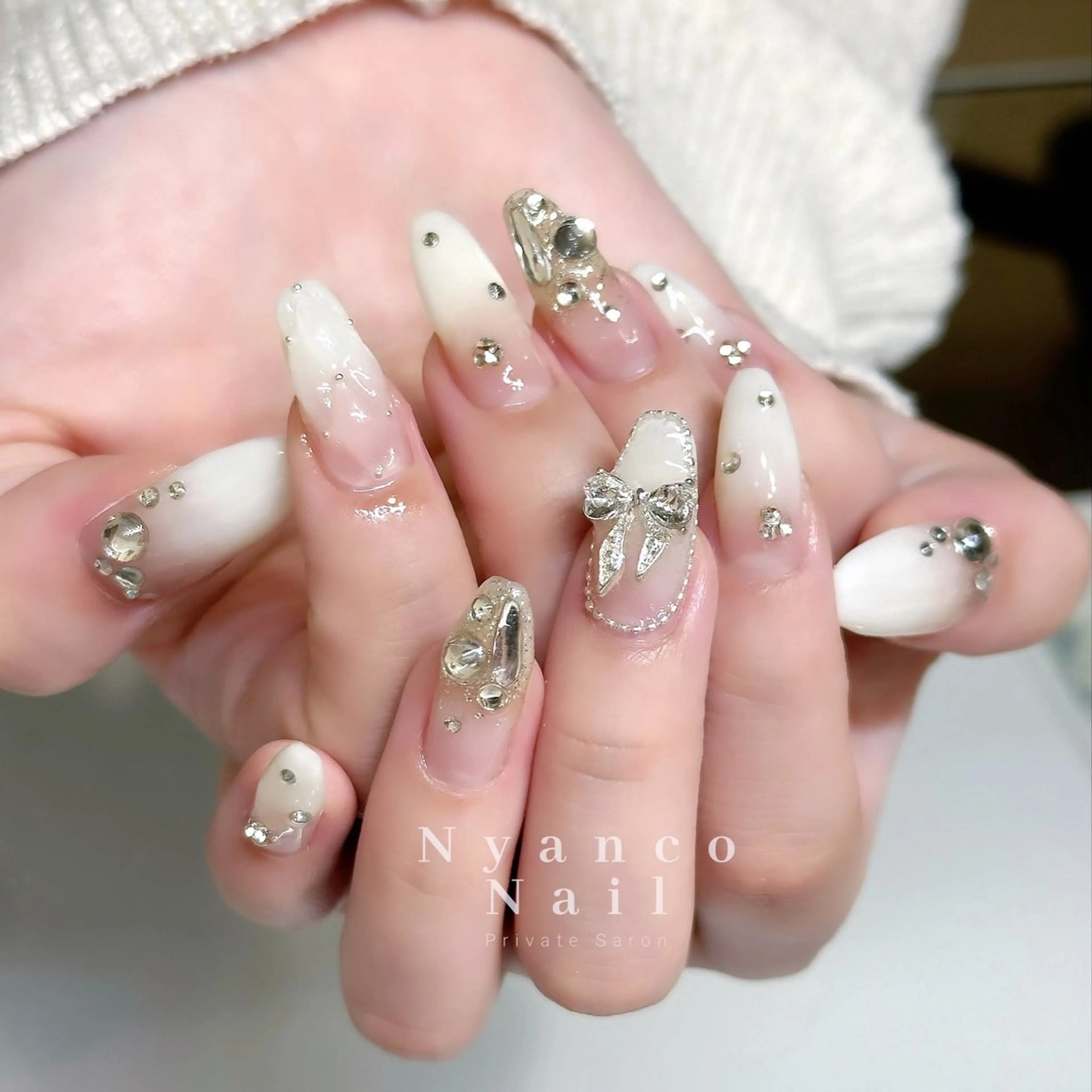 ネイル ジェルネイル グラデーション キラキラネイル リボン ワンホンネイル Nyanco Nailのネイルデザイン