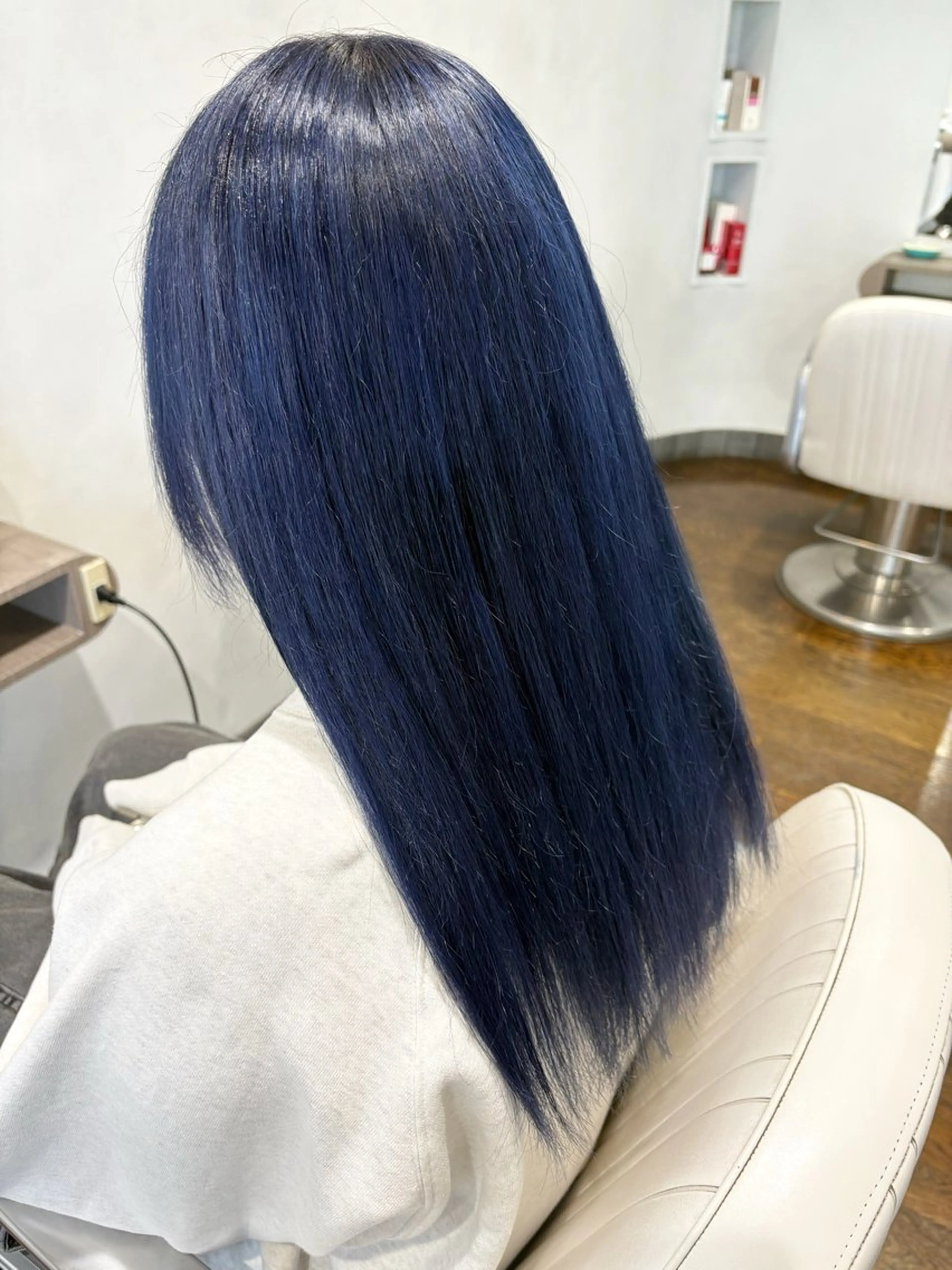 カラー ブリーチ ブルーカラー ネイビーカラー ヘアカラー トリートメント 礒谷 夏帆のヘアスタイル