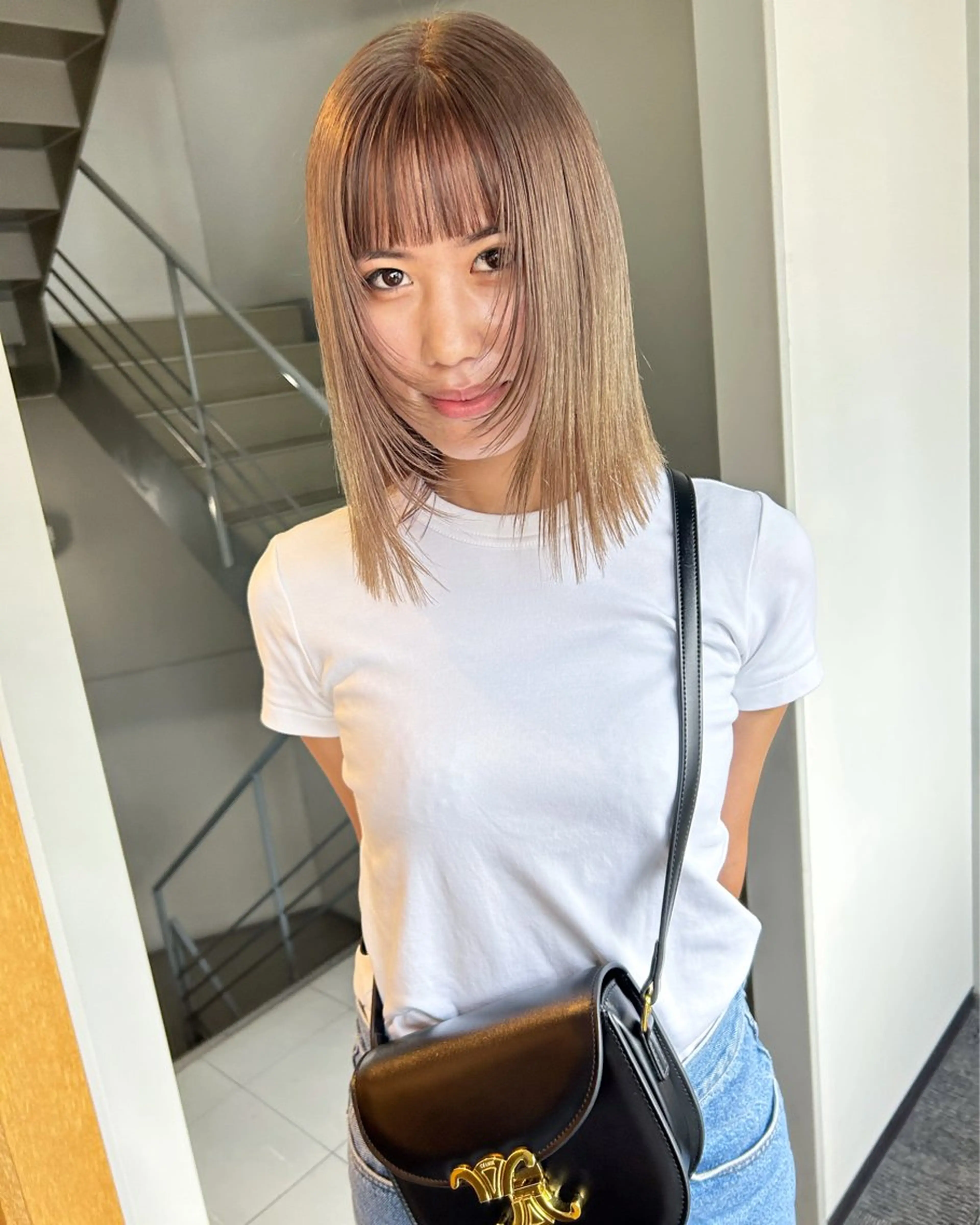 ミディアム カラー パーマ ヘアアレンジ ハイトーンカラー 顔まわりレイヤー レイヤーカット オン眉 髪と音処　マトぺ所属・デザインカラー/ボブ ブリーチカラー/ユリのヘアスタイル