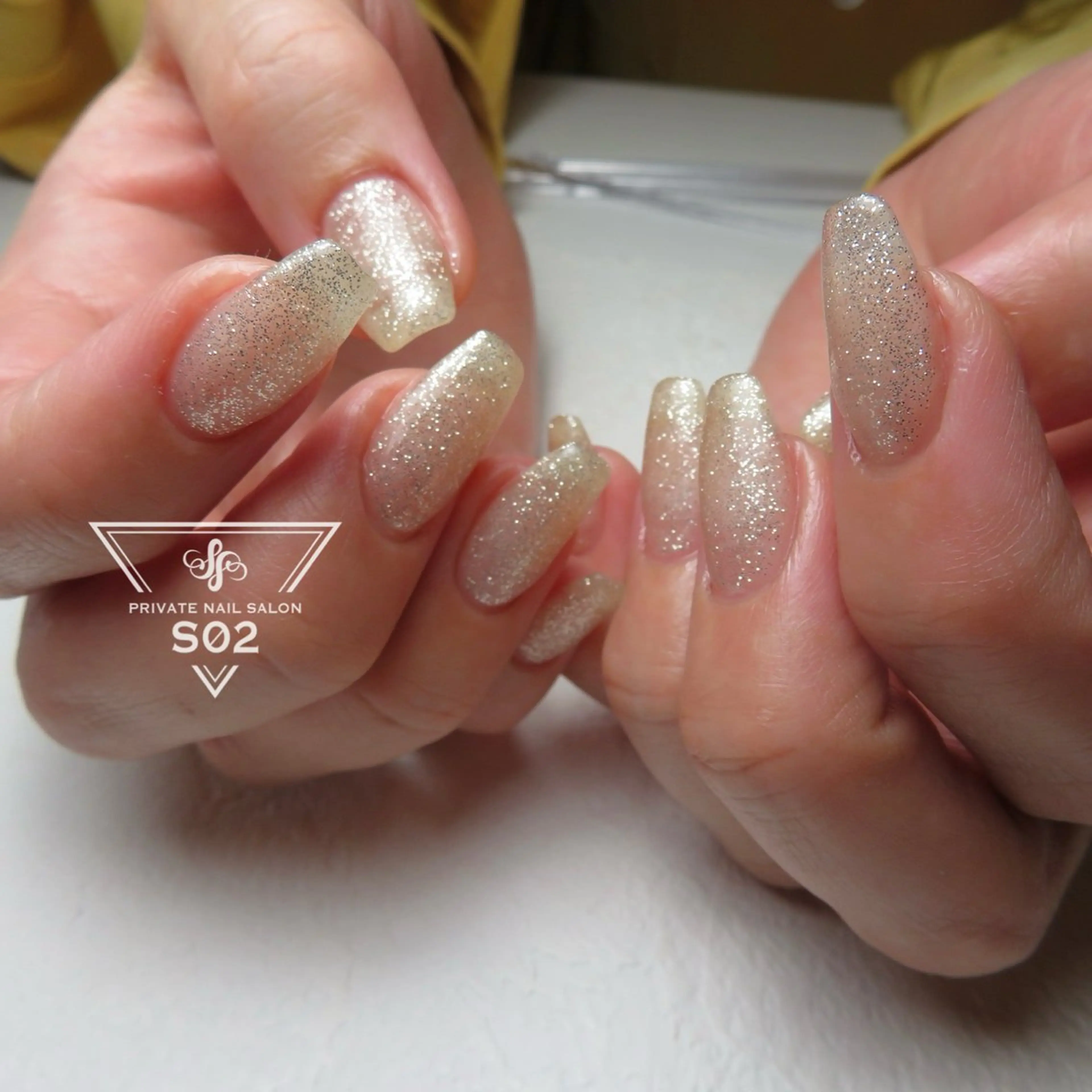 ネイル フラッシュネイル グラデーション ホワイト S02 𝙲𝚑𝚒𝚎のネイルデザイン