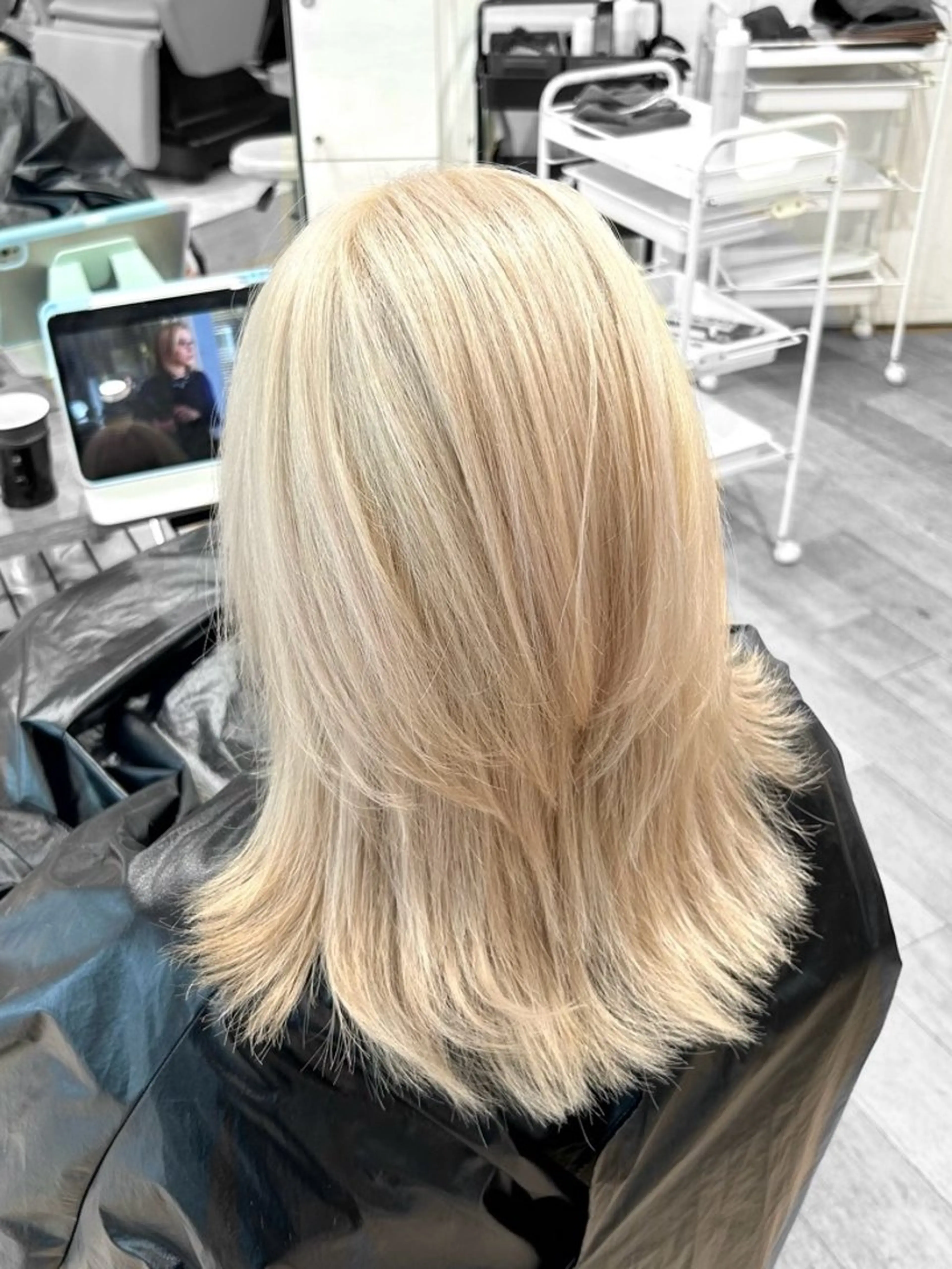 セミロング カラー ブロンド ハイトーンカラー デザインカット 韓国風ヘア ウルフカット 🤎HAZUKI🤎 ハイトーン✨のヘアスタイル