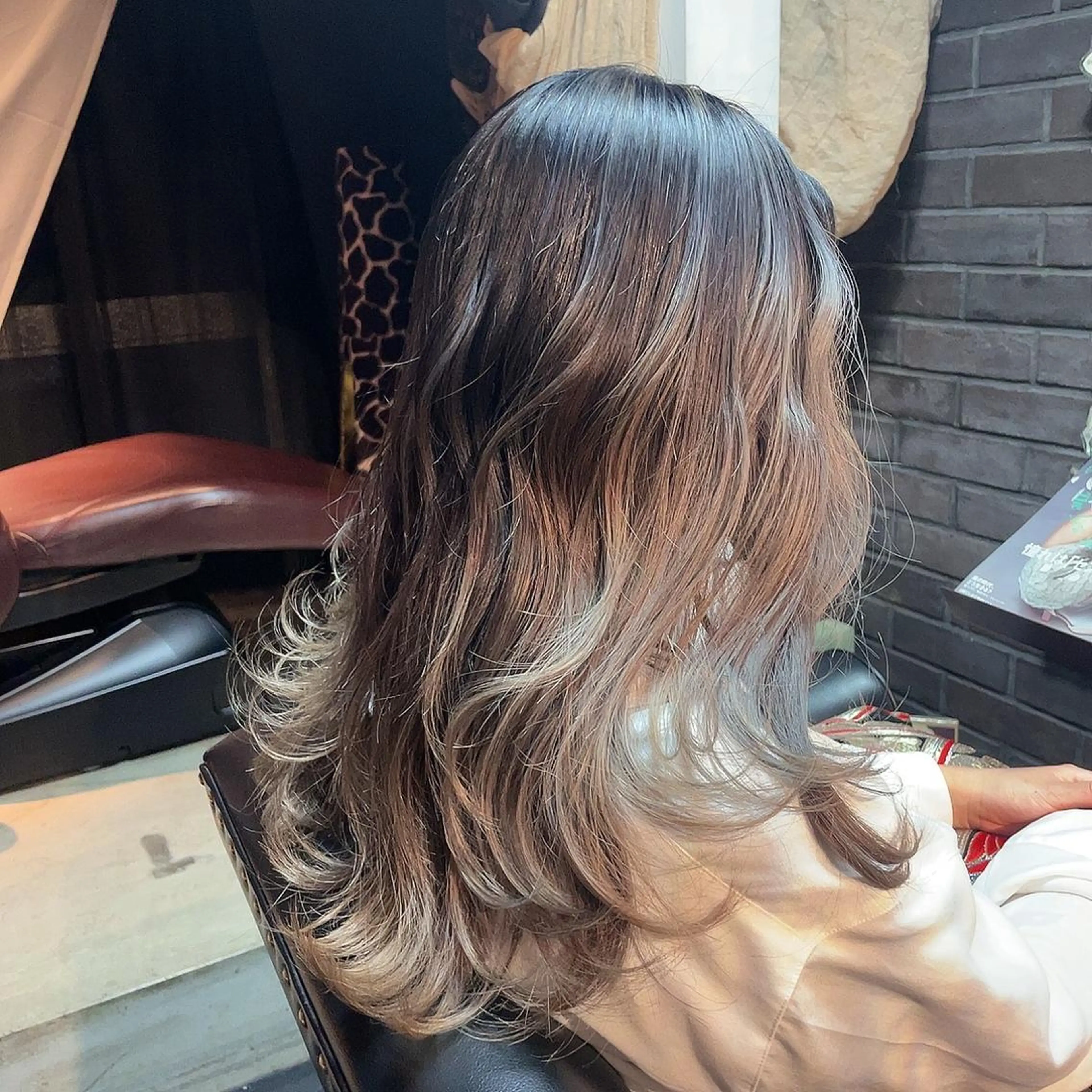 ミディアム レイヤーカット アフィロス所属・五十嵐 舞のヘアスタイル