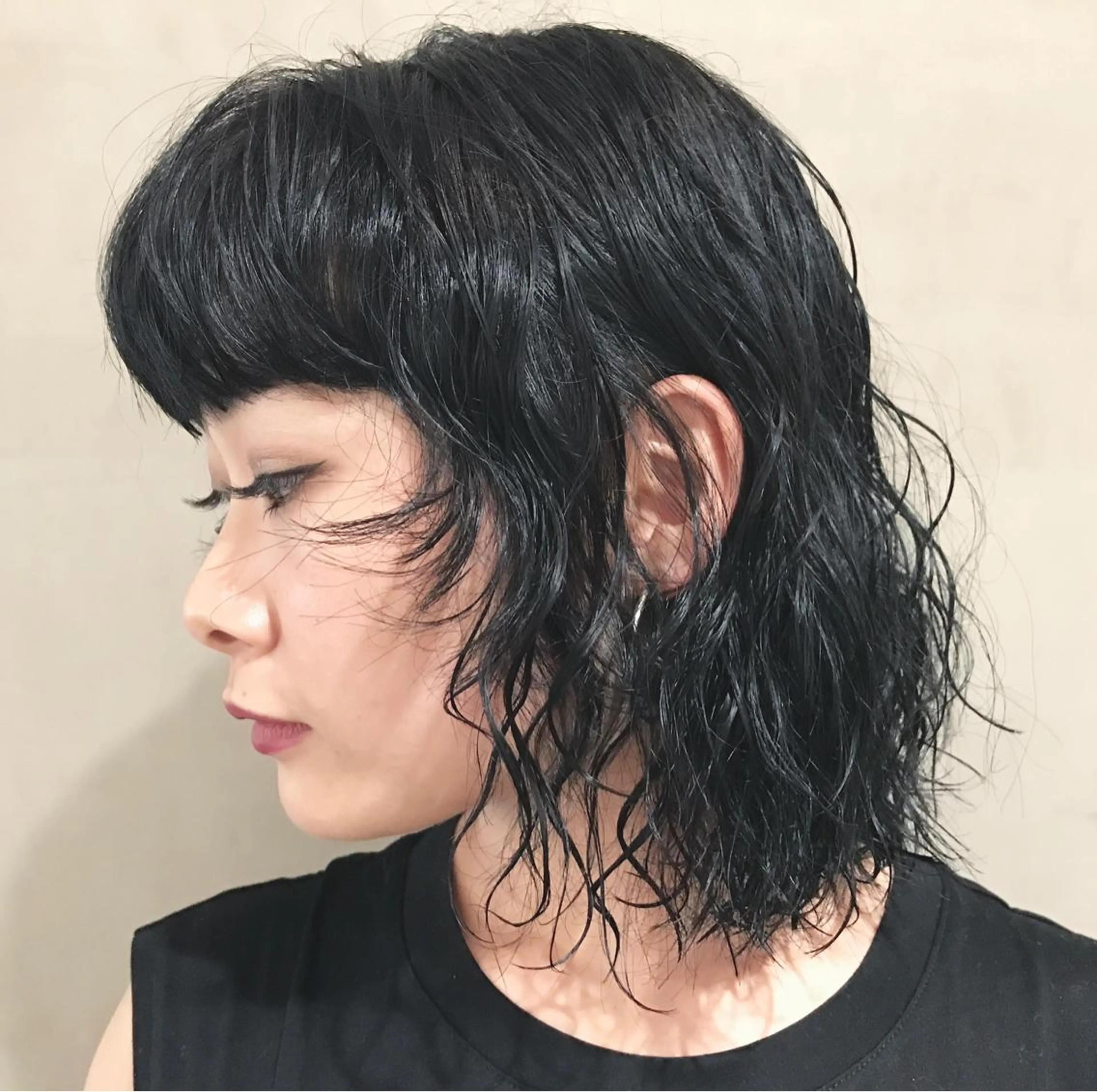 ミディアム カラー パーマ ミディアムパーマ ネイビーカラー 優作 〜圧倒的信頼〜のヘアスタイル