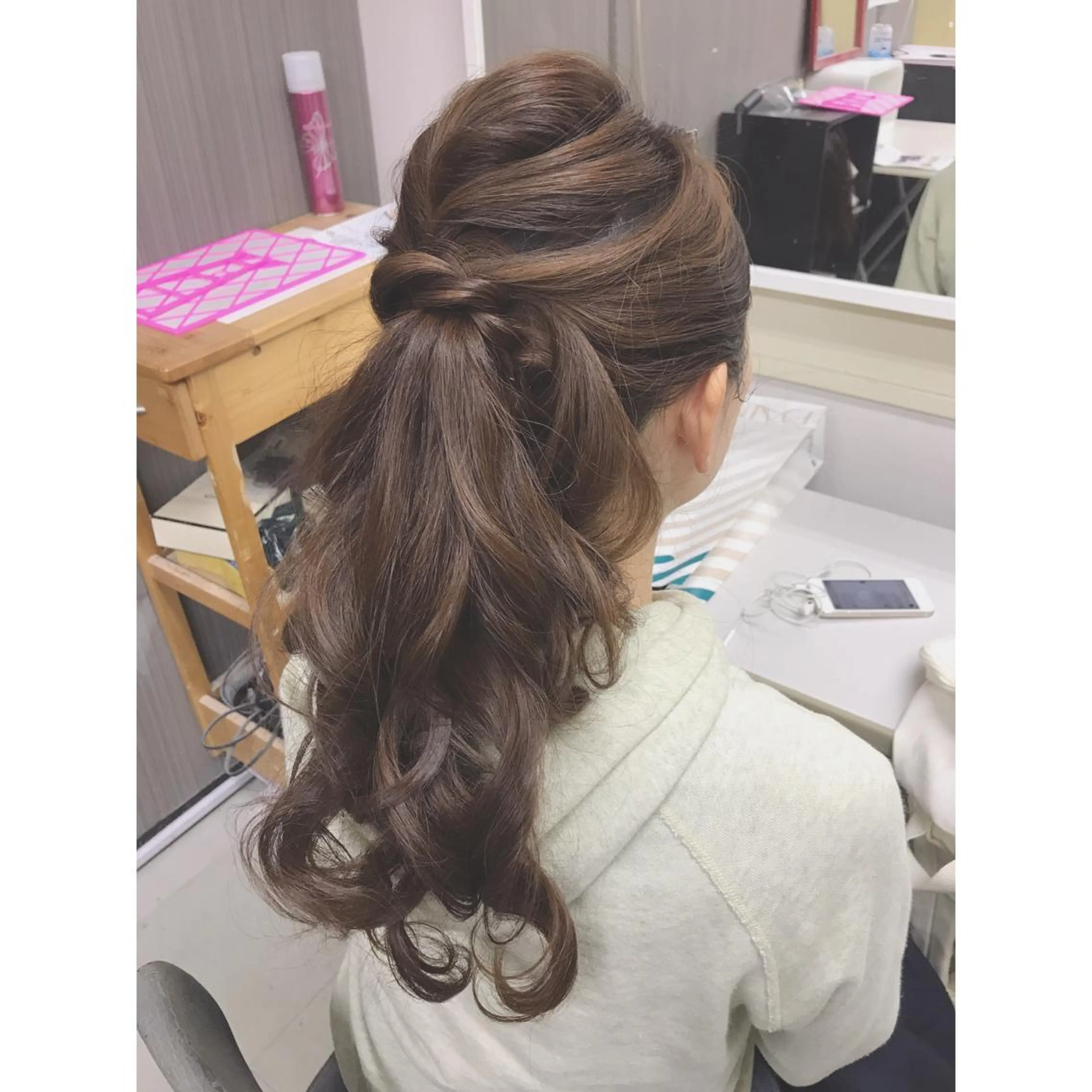 セミロング カラー パーマ ヘアアレンジ ポニーテール マエダ　カズエ🫶 coronahairのヘアスタイル
