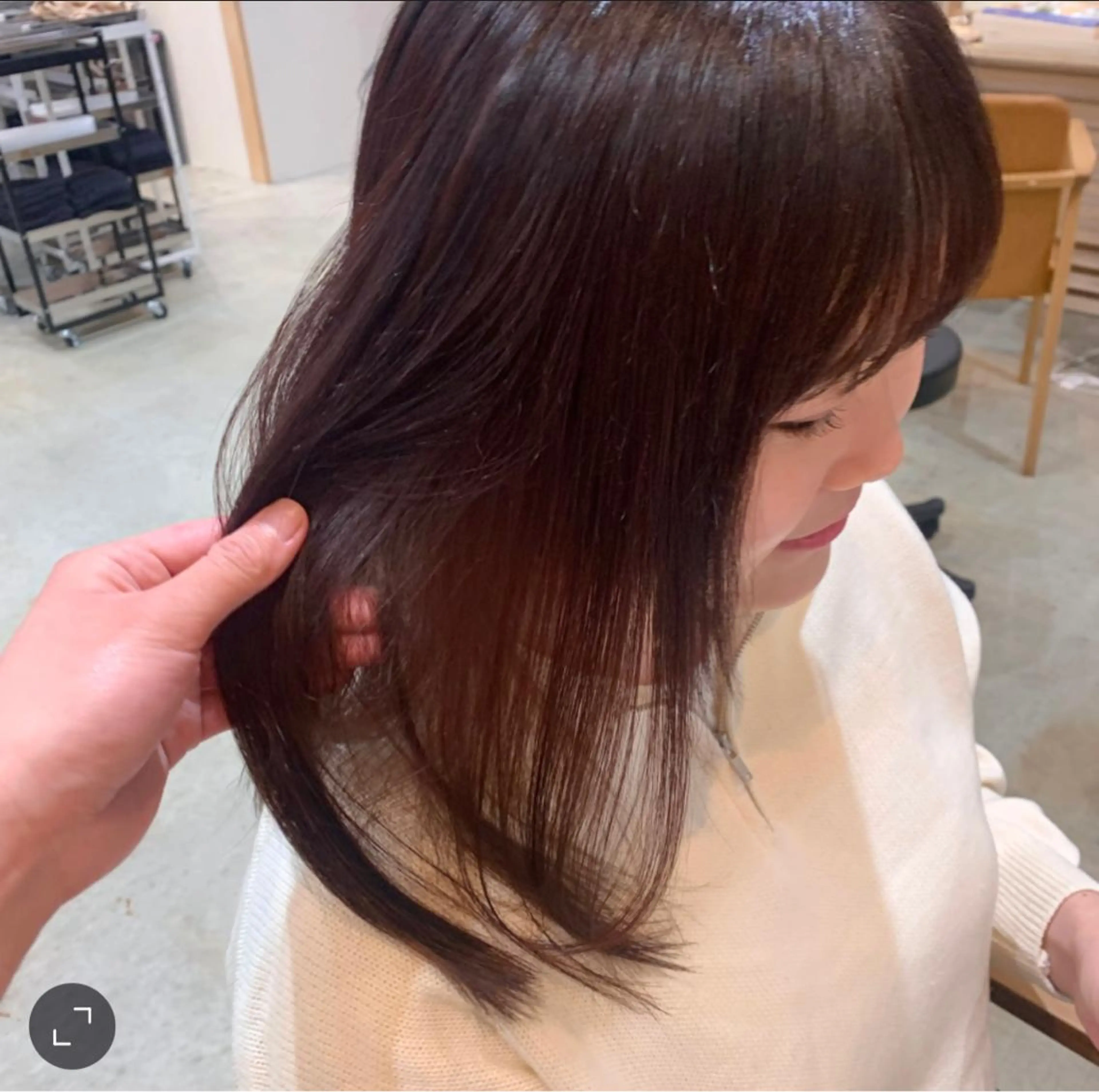ミディアム カラー パーマ ヘアアレンジ 切りっぱなしボブ ミディアムパーマ ベージュカラー ブリーチ カシス ボブ/レイヤー/ニュ アンスパーマ/小夏のヘアスタイル