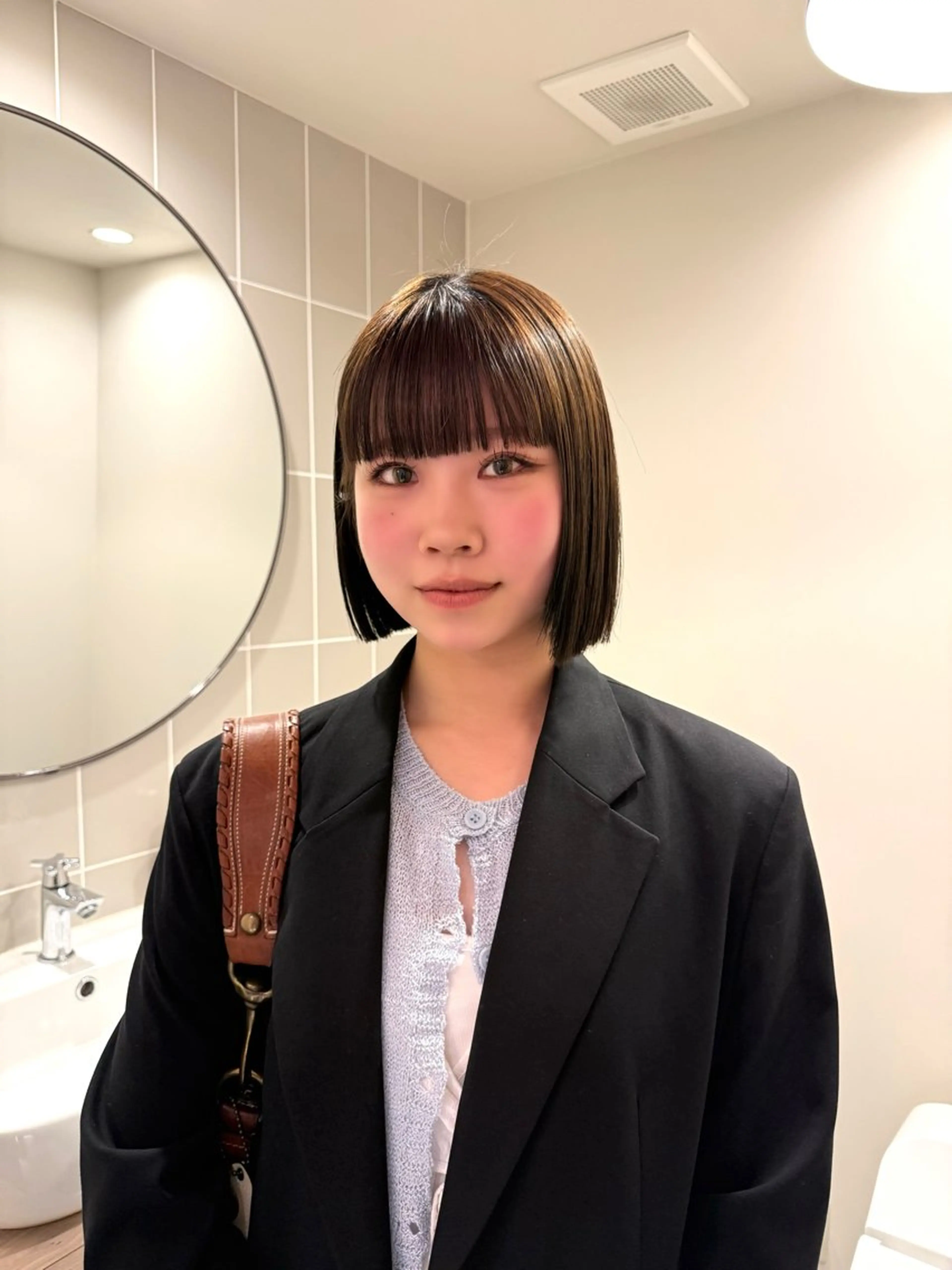 ショート ボブ ワイドバング 梨澤 百音のヘアスタイル