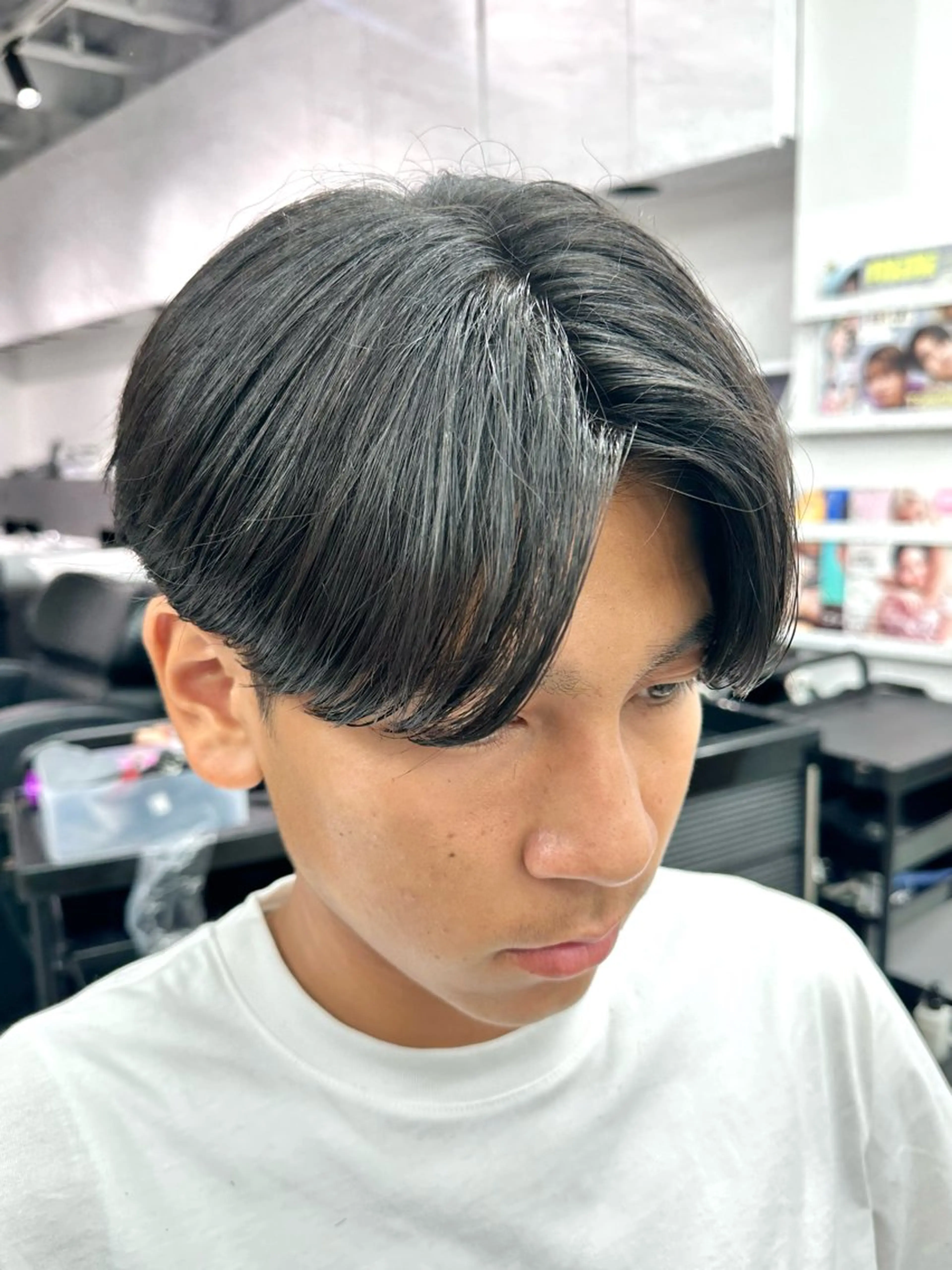 メンズ メンズブリーチ センターパート メンズパーマ SALOWIN渋谷caldo店B1所属・岐津公太 メンズ縮毛矯正のプロのヘアスタイル