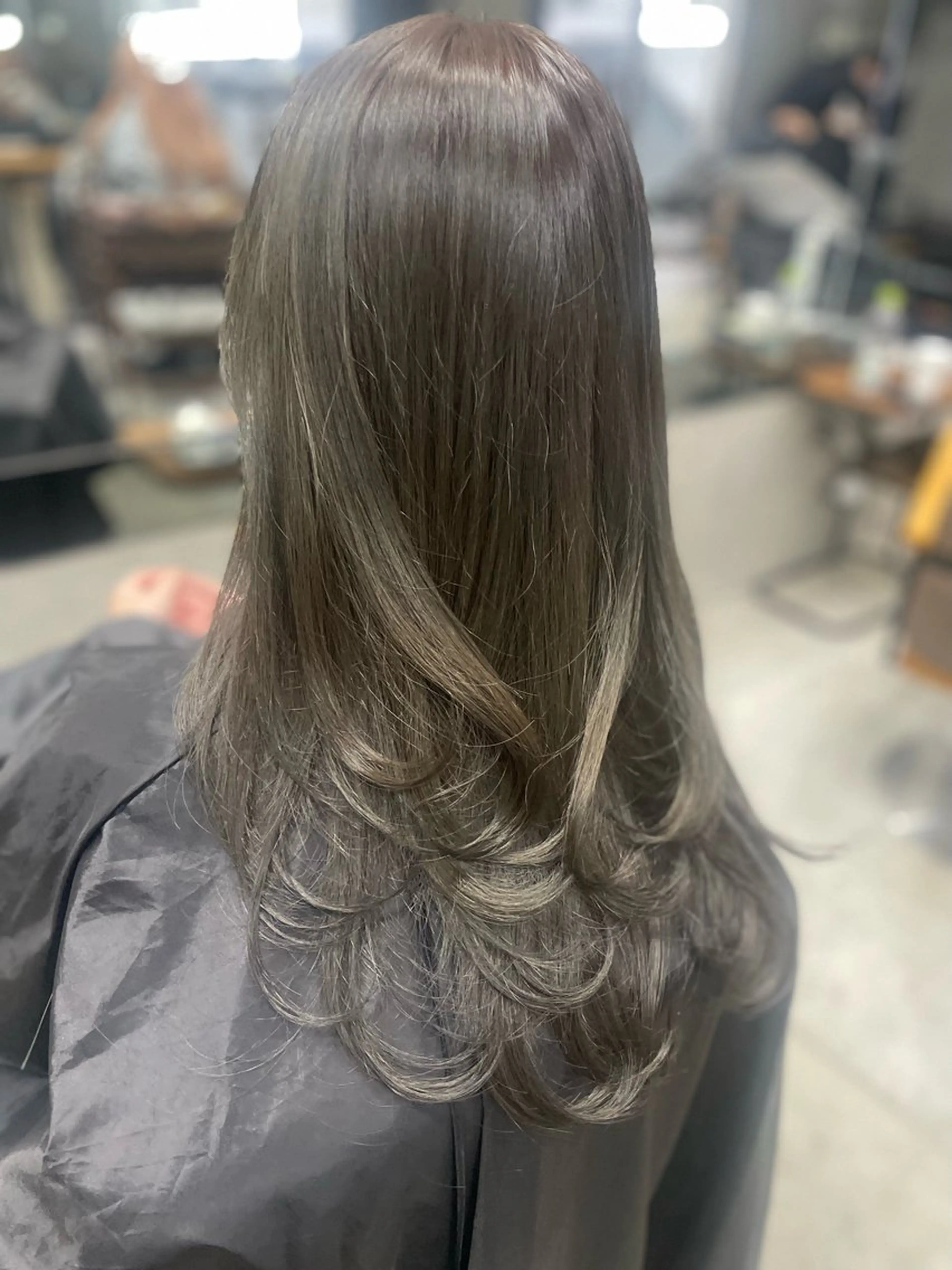 ロング カラー ベージュカラー オリーブベージュ AIRI layer cut hairのヘアスタイル