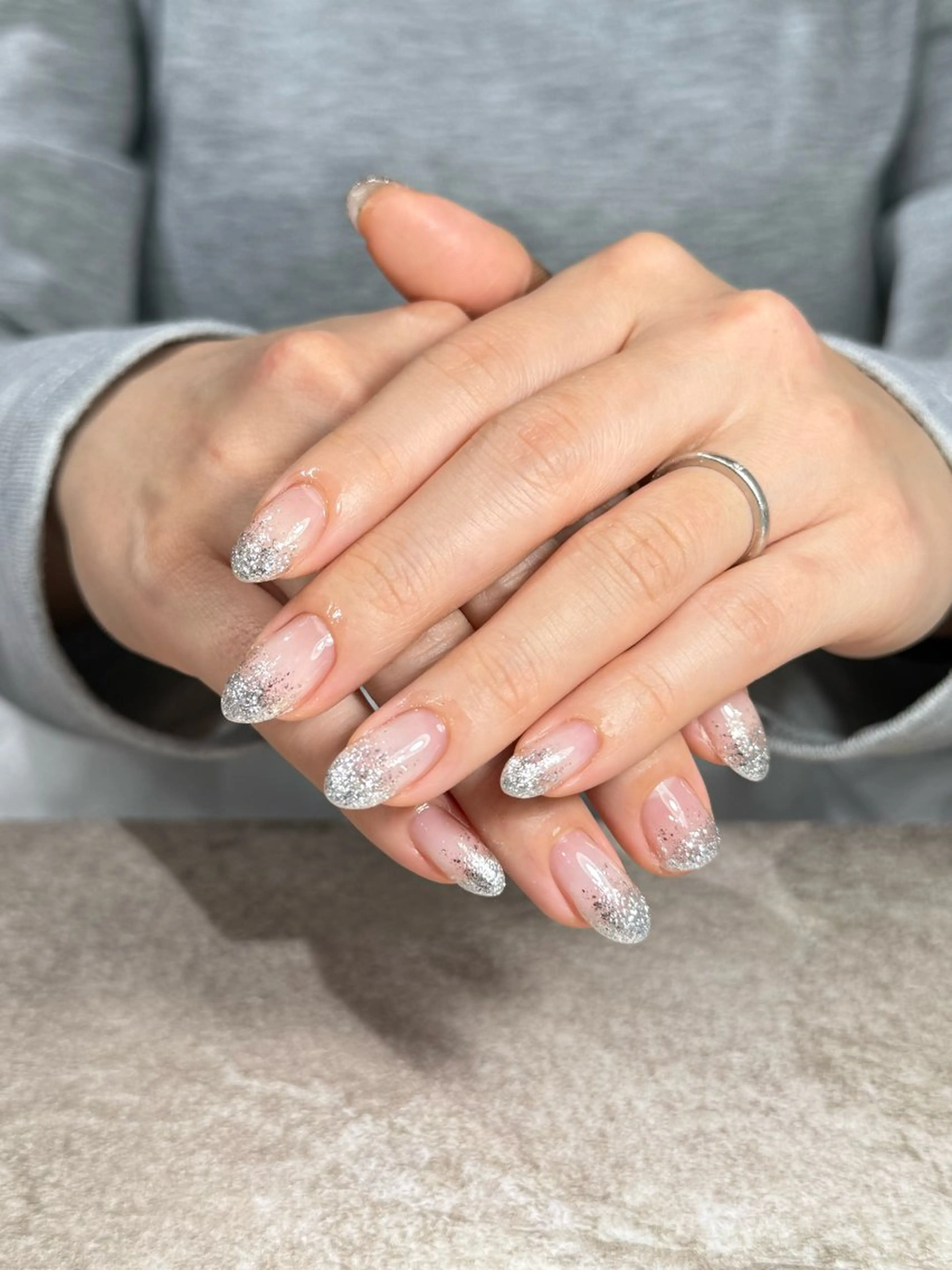 ネイル グラデーション ラメ(グリッター) ラメグラデーション シルバー Ruru akari 大阪天王寺のネイルデザイン