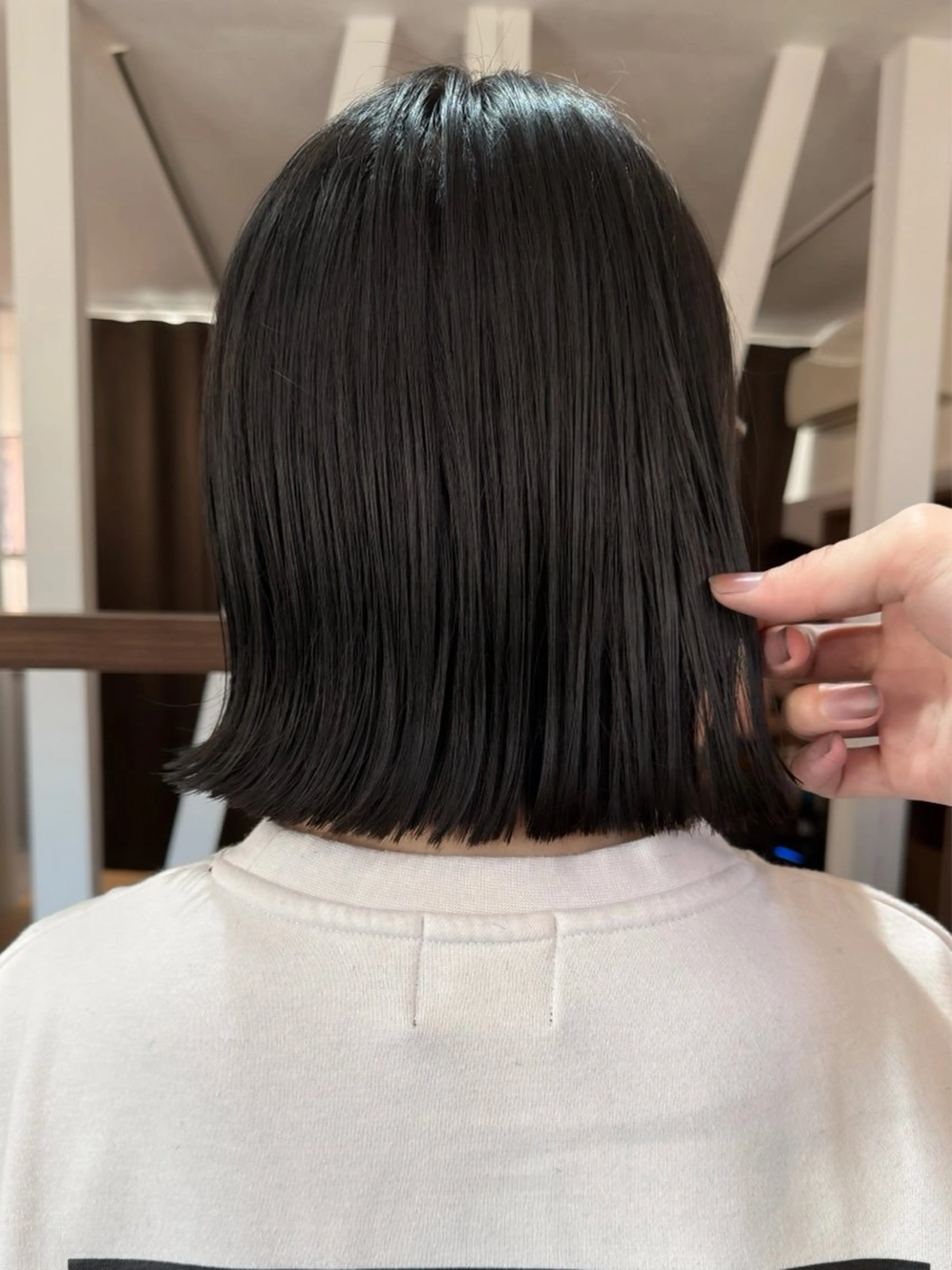 ミディアム カラー 切りっぱなしボブ ダークグレー ボブ カット ヘアカラー トリートメント こもり なおやのヘアスタイル