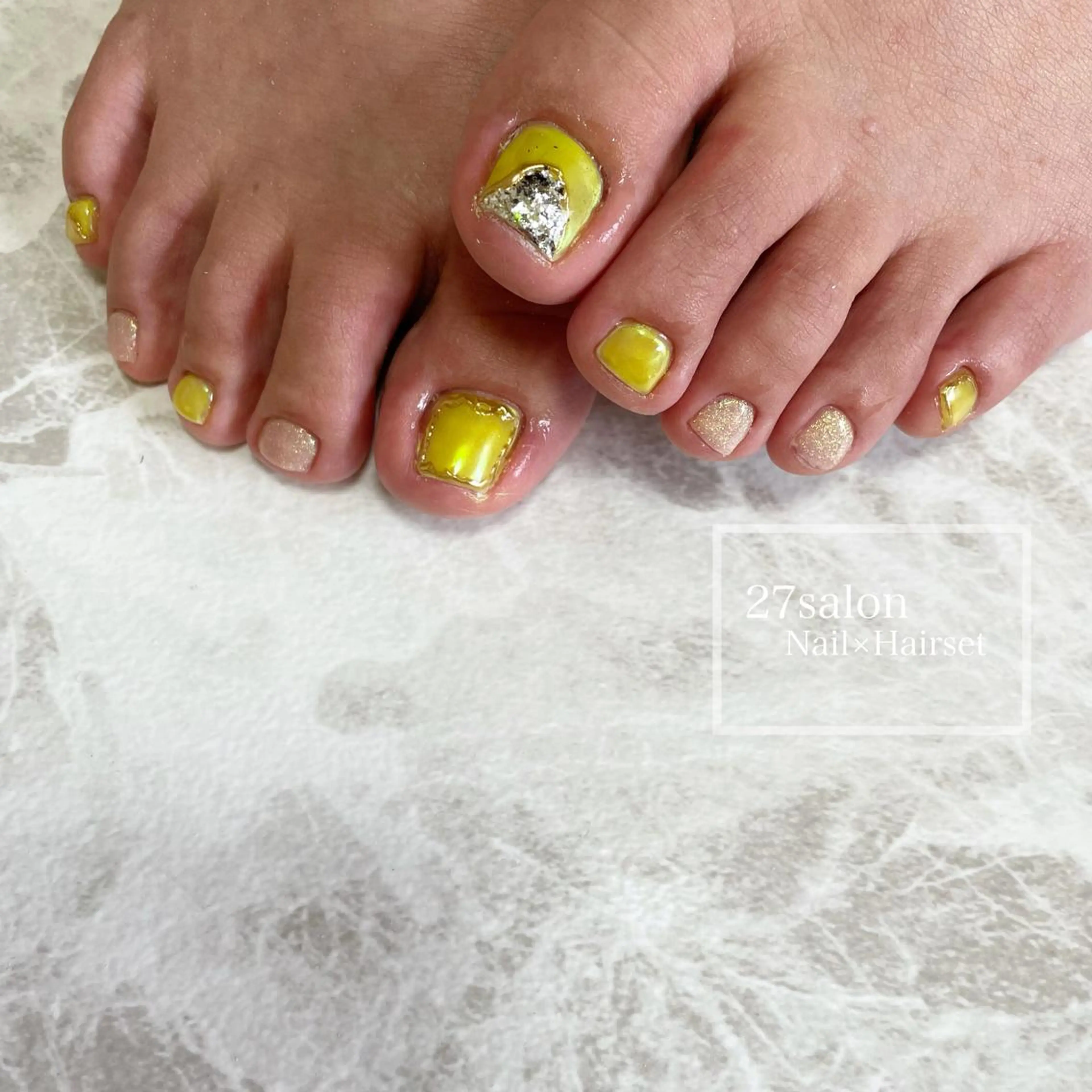 ネイル オーロラネイル フットネイル 黄色 27salon yuinaのネイルデザイン