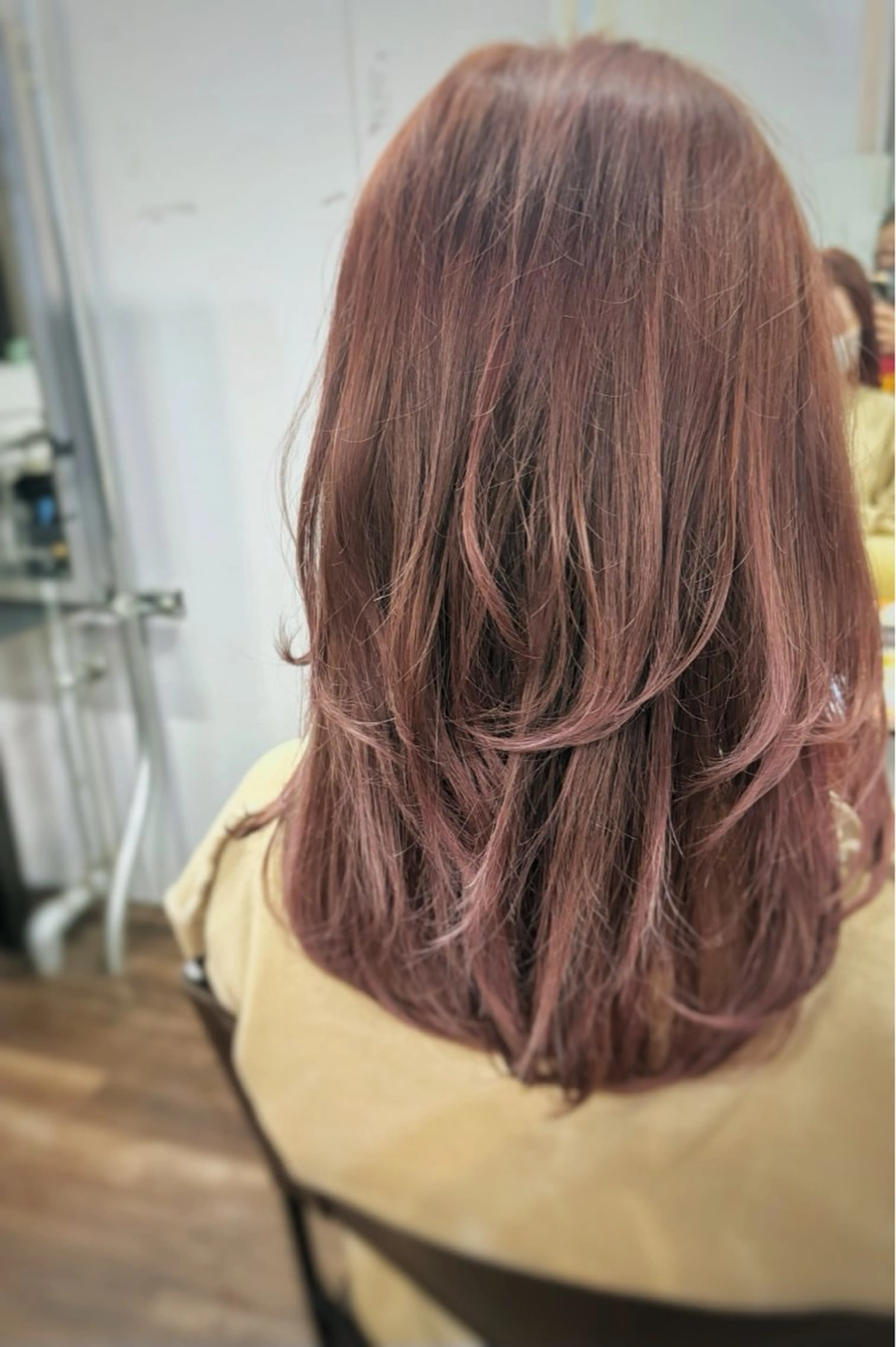 セミロング カラー 透明感カラー ピンクカラー レイヤーカット terra✂️ 佐伯 尚哉のヘアスタイル