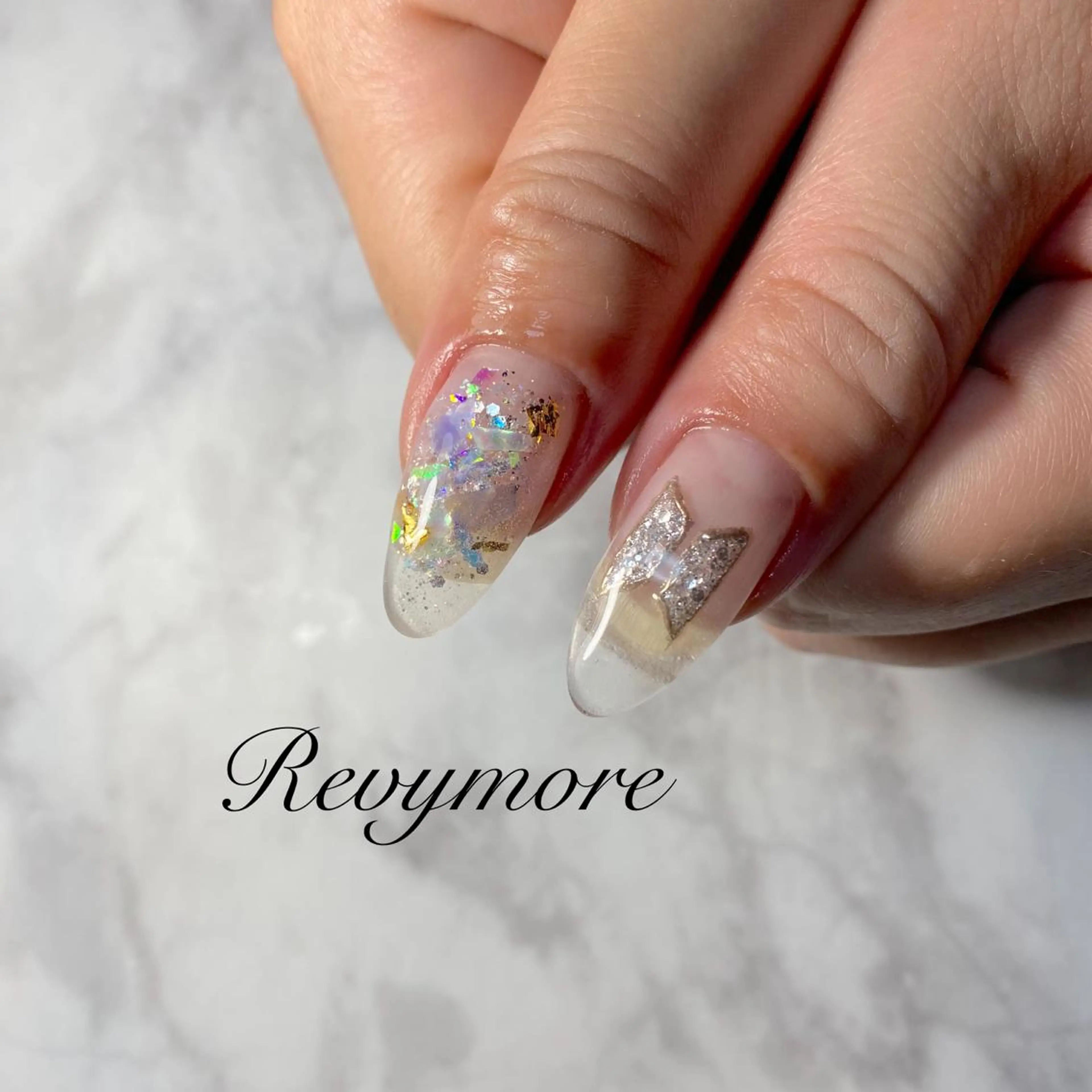 ミディアム ネイル 韓国風ヘア クリアネイル ジェルネイル キラキラネイル 韓国ネイル nail salon Revymoreのネイルデザイン