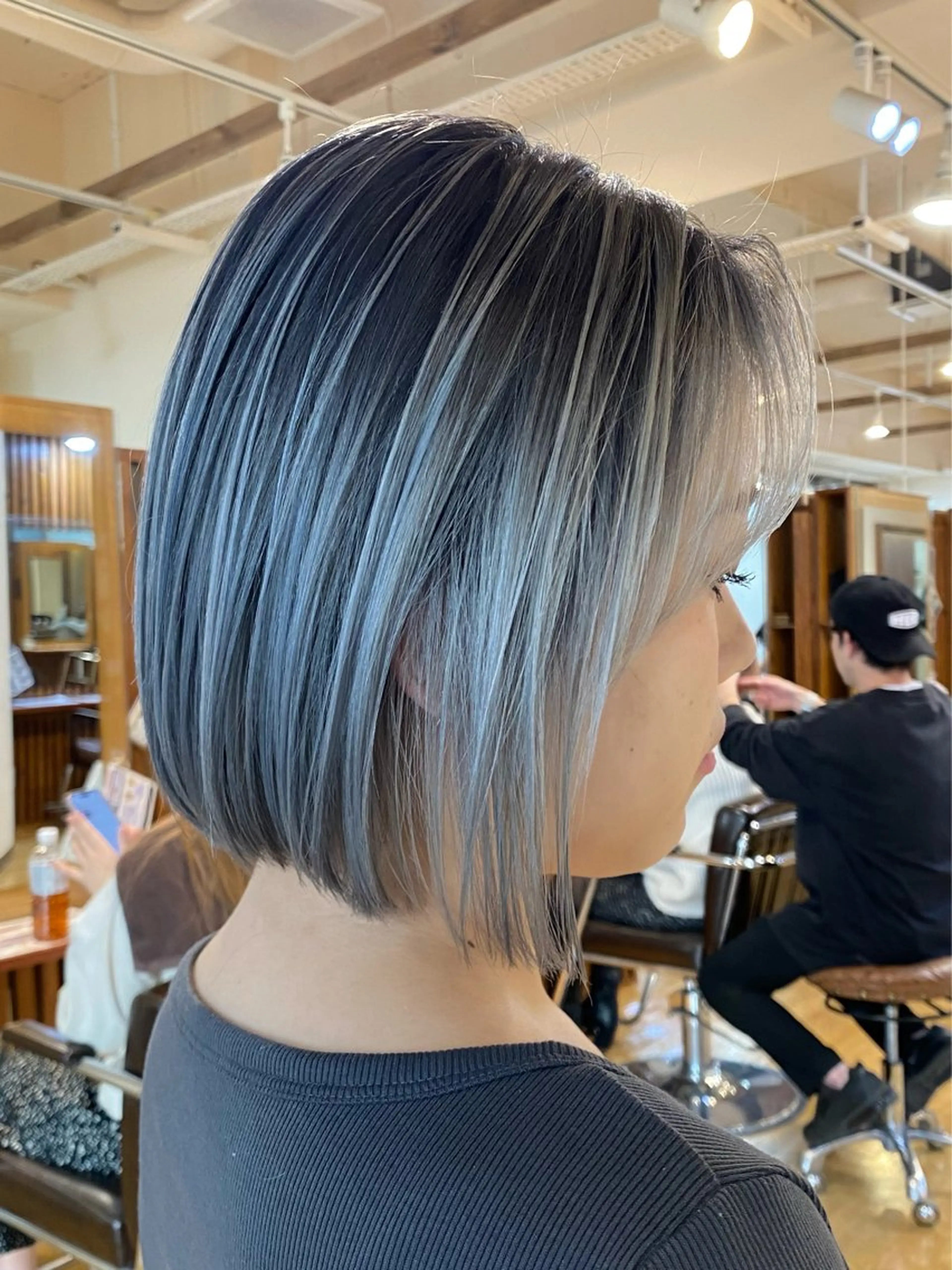 ショート カラー ブリーチ 白髪ぼかし バレイヤージュ志鎌のヘアスタイル