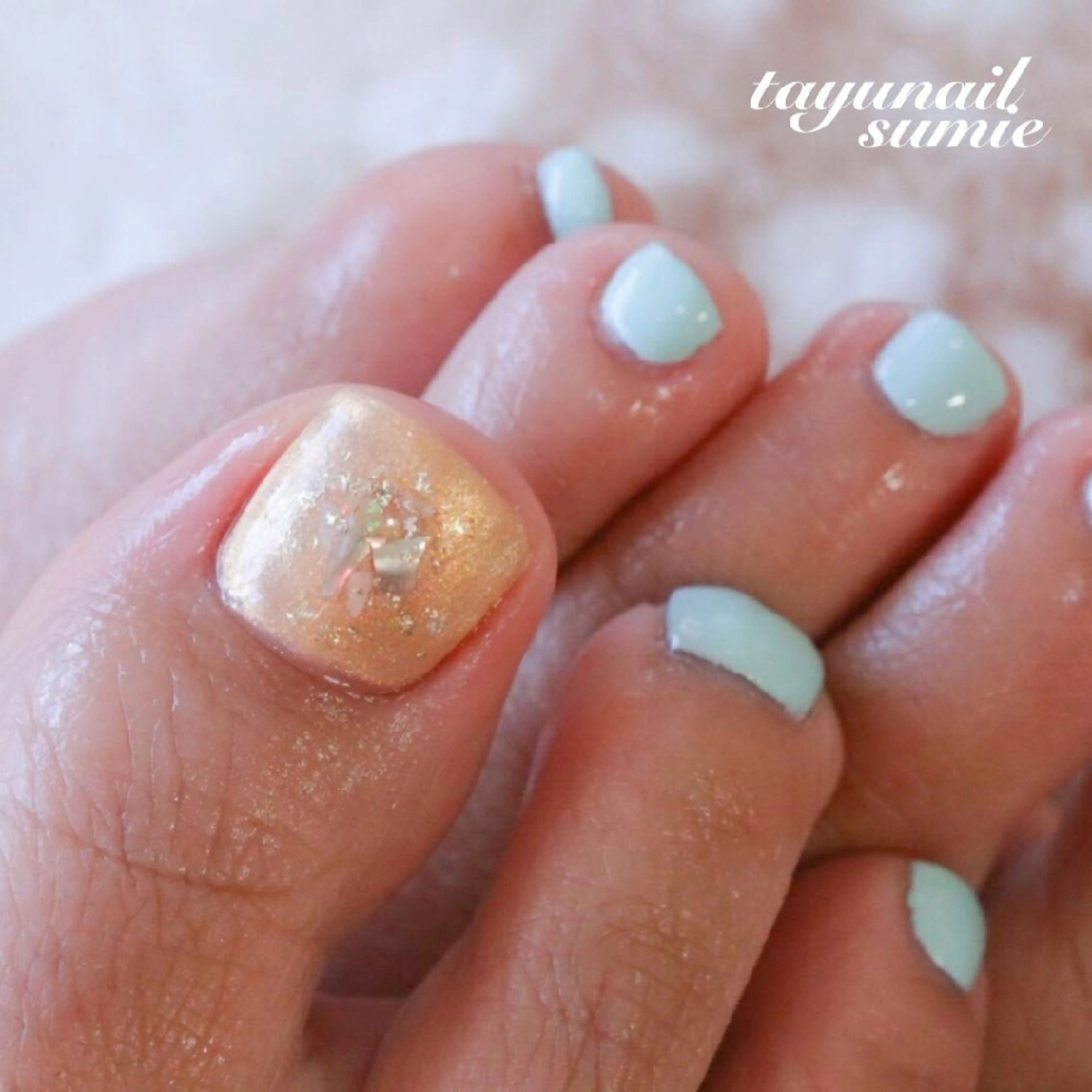 ネイル ブルー フットネイル ジェルネイル ゴールド キラキラネイル ネイルサロン 【たゆnail】のネイルデザイン