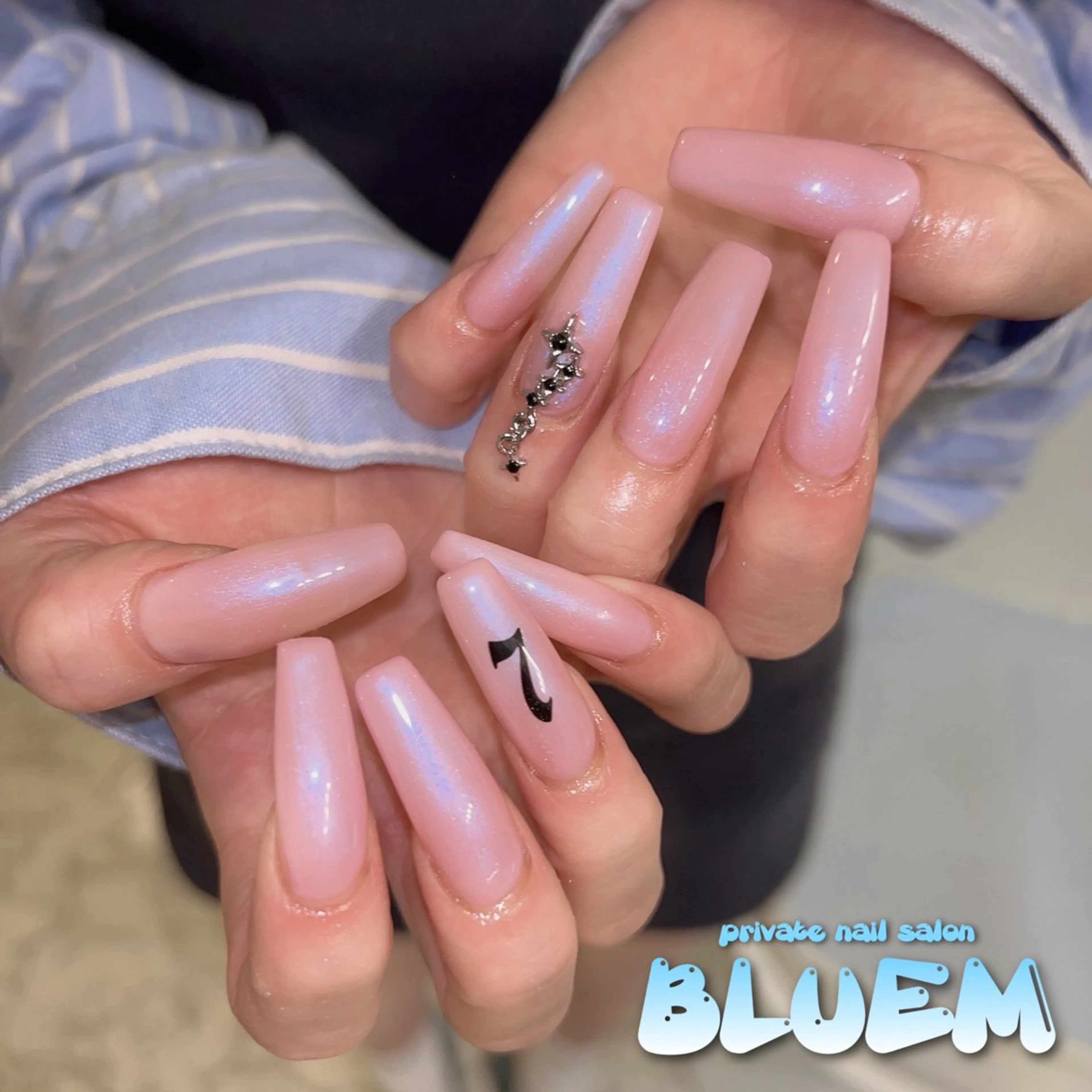 ネイル BLUEM なな🐶のネイルデザイン