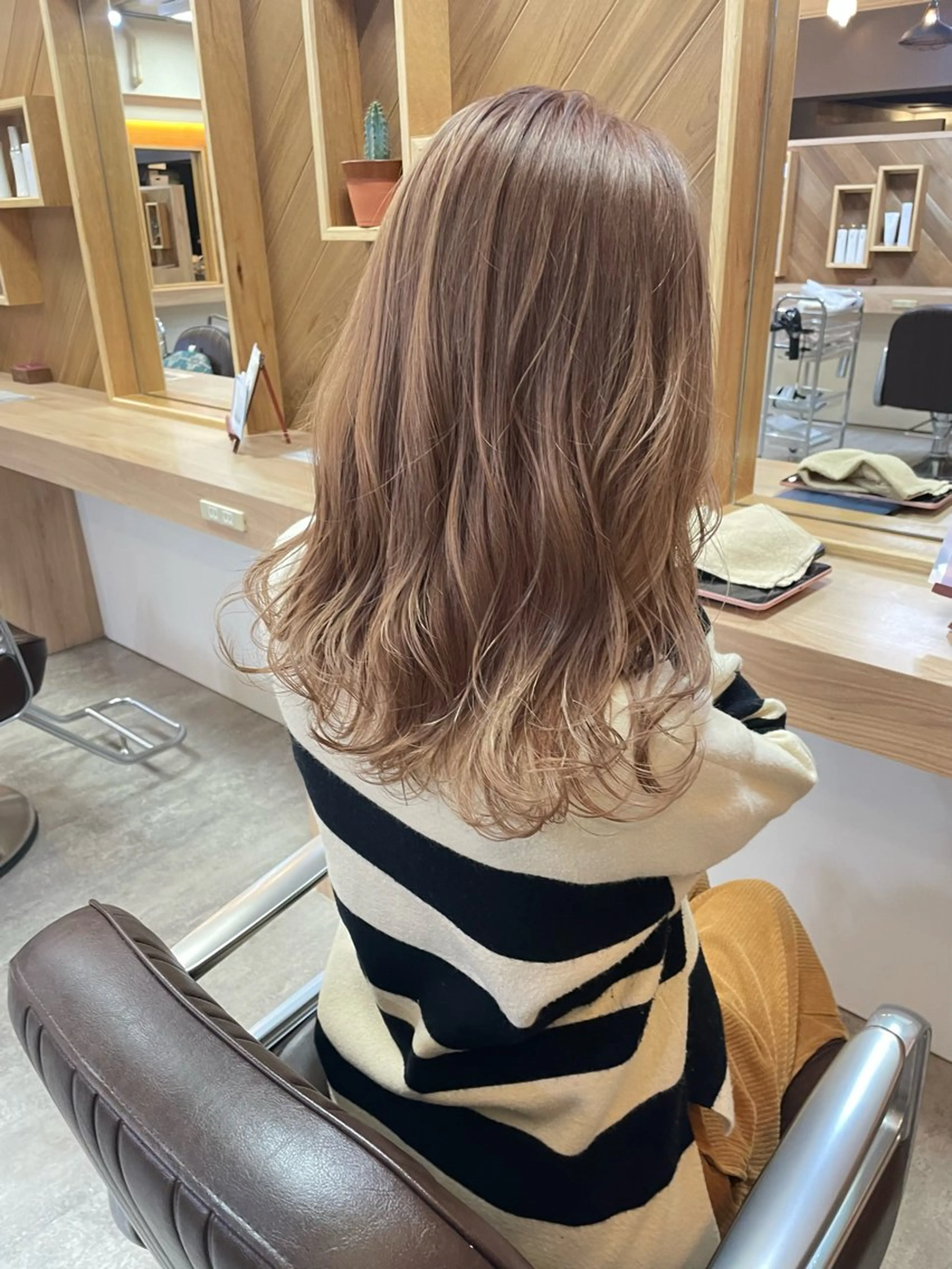 セミロング カラー ブリーチ 透明感カラー 玉川 加菜のヘアスタイル