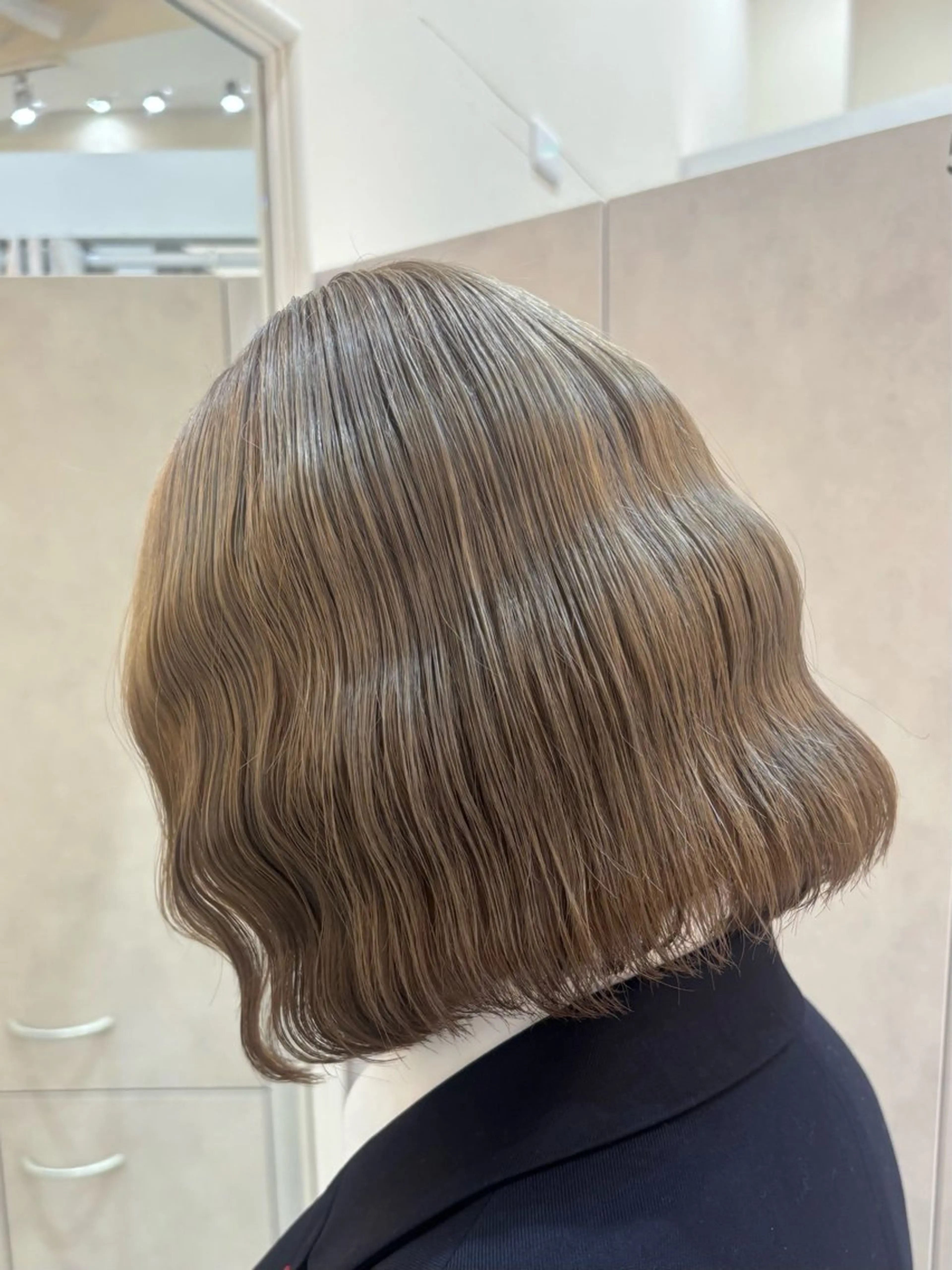 ショート カラー ベージュカラー ブリーチ ブルーカラー ハイトーンカラー 卒業式のヘアスタイル ヘアカラー 丸山 比奈のヘアスタイル