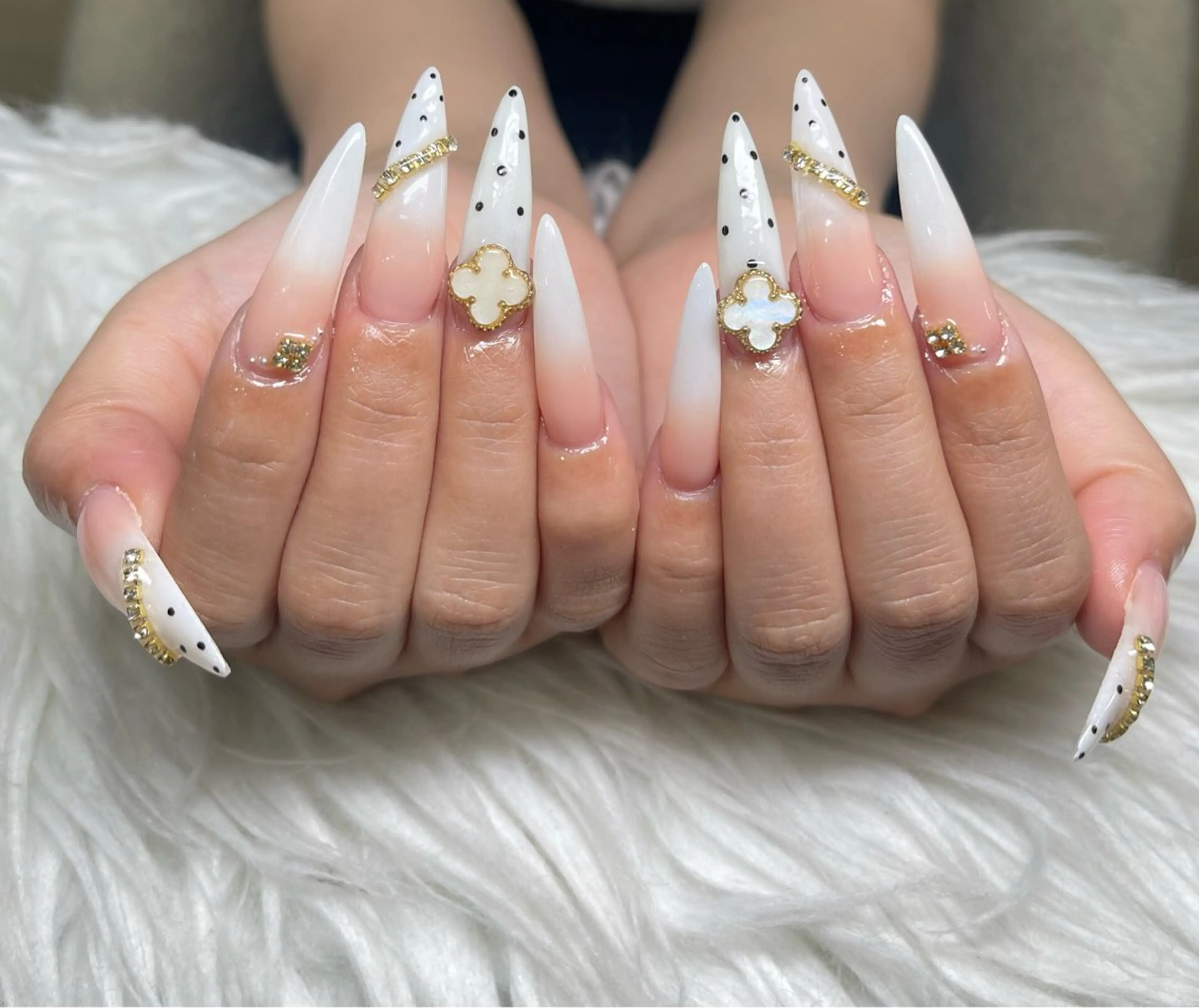 ネイル オーロラネイル クリアネイル フラッシュネイル ジェルネイル グラデーション ハンドネイル ZUZU AMEE NAILのネイルデザイン