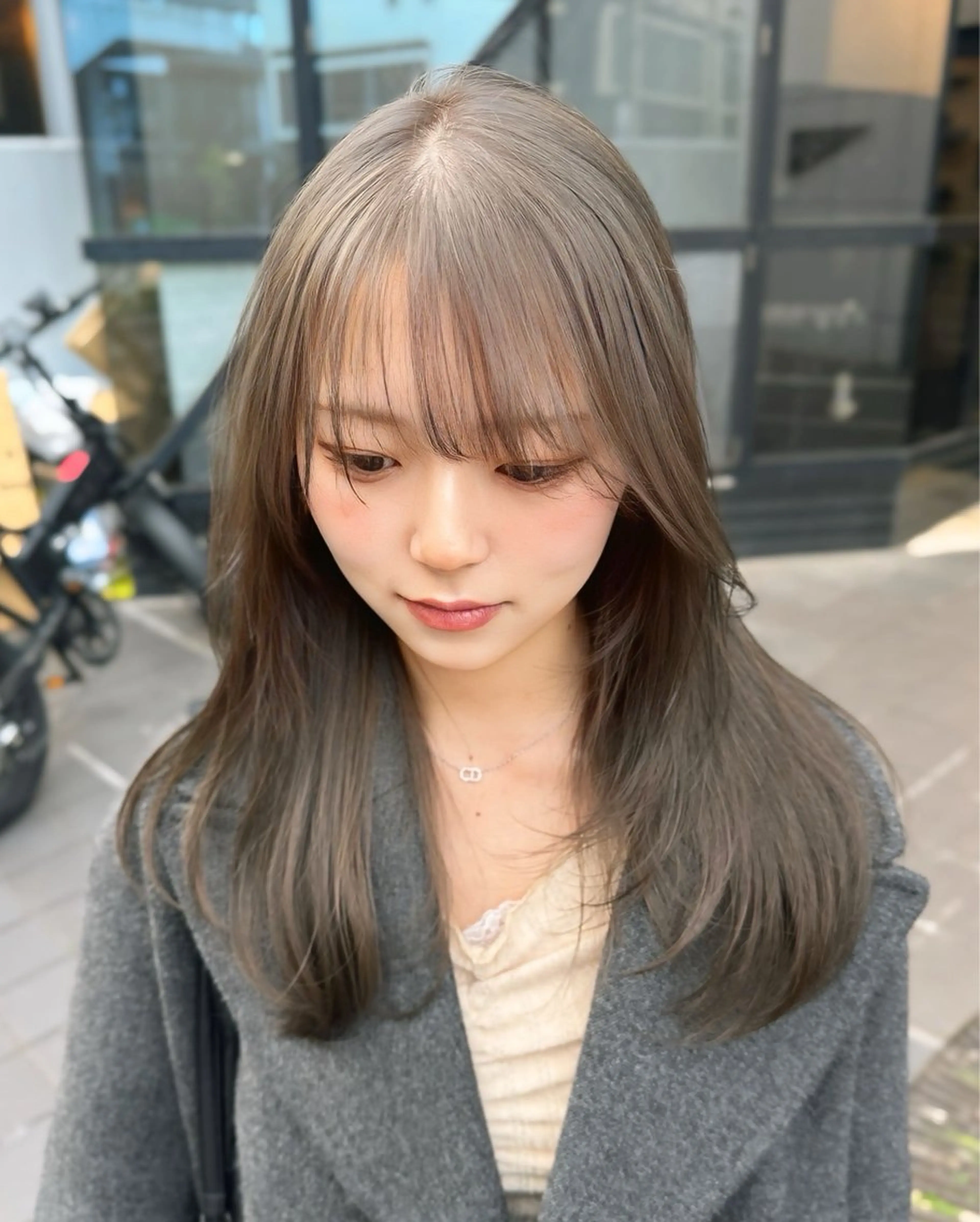 ミディアム カラー カット ヘアカラー トリートメント レイヤーカット 透明感カラーのヘアスタイル