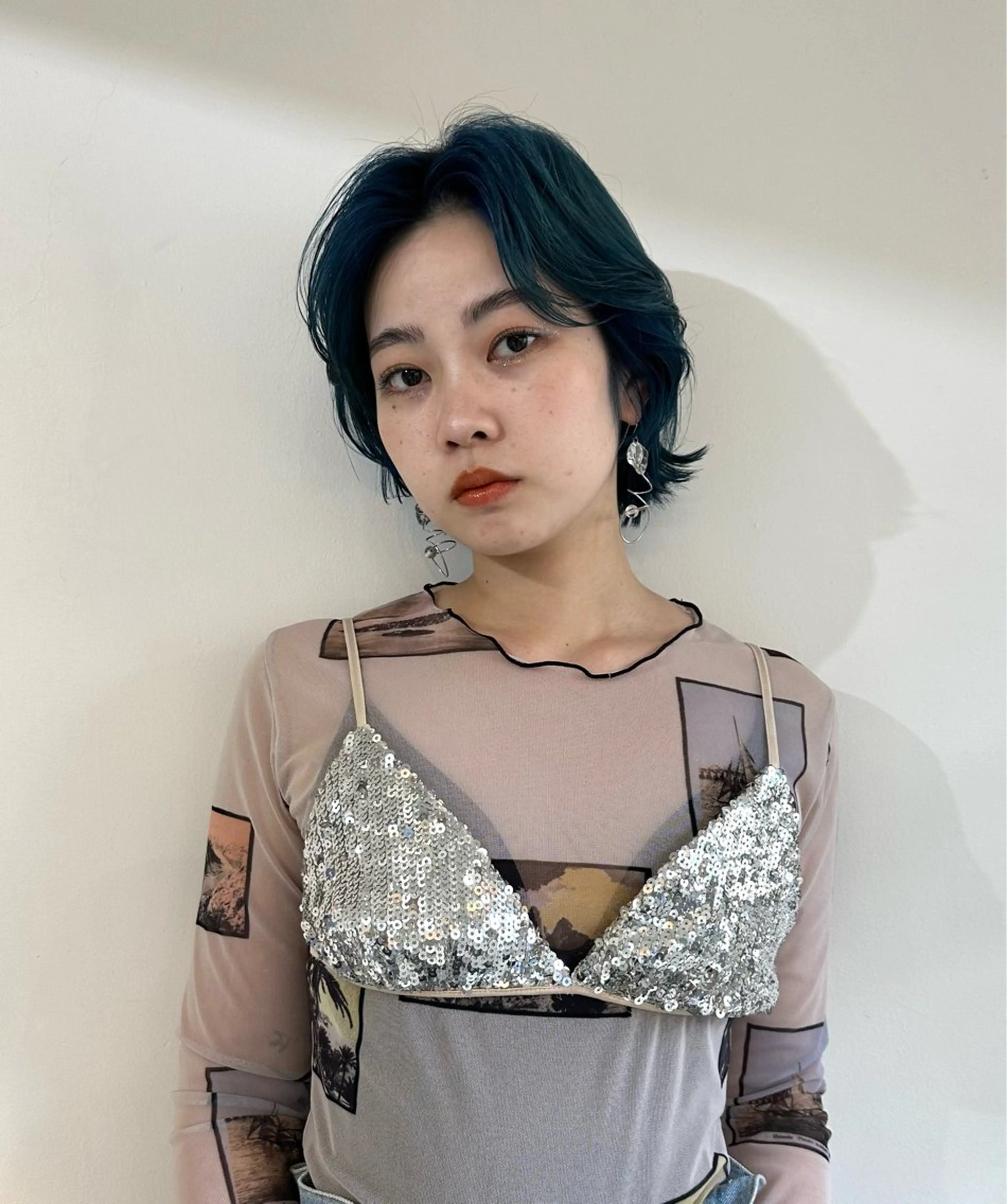 ショート カラー ブリーチ ブルーカラー 竹中 彩音のヘアスタイル