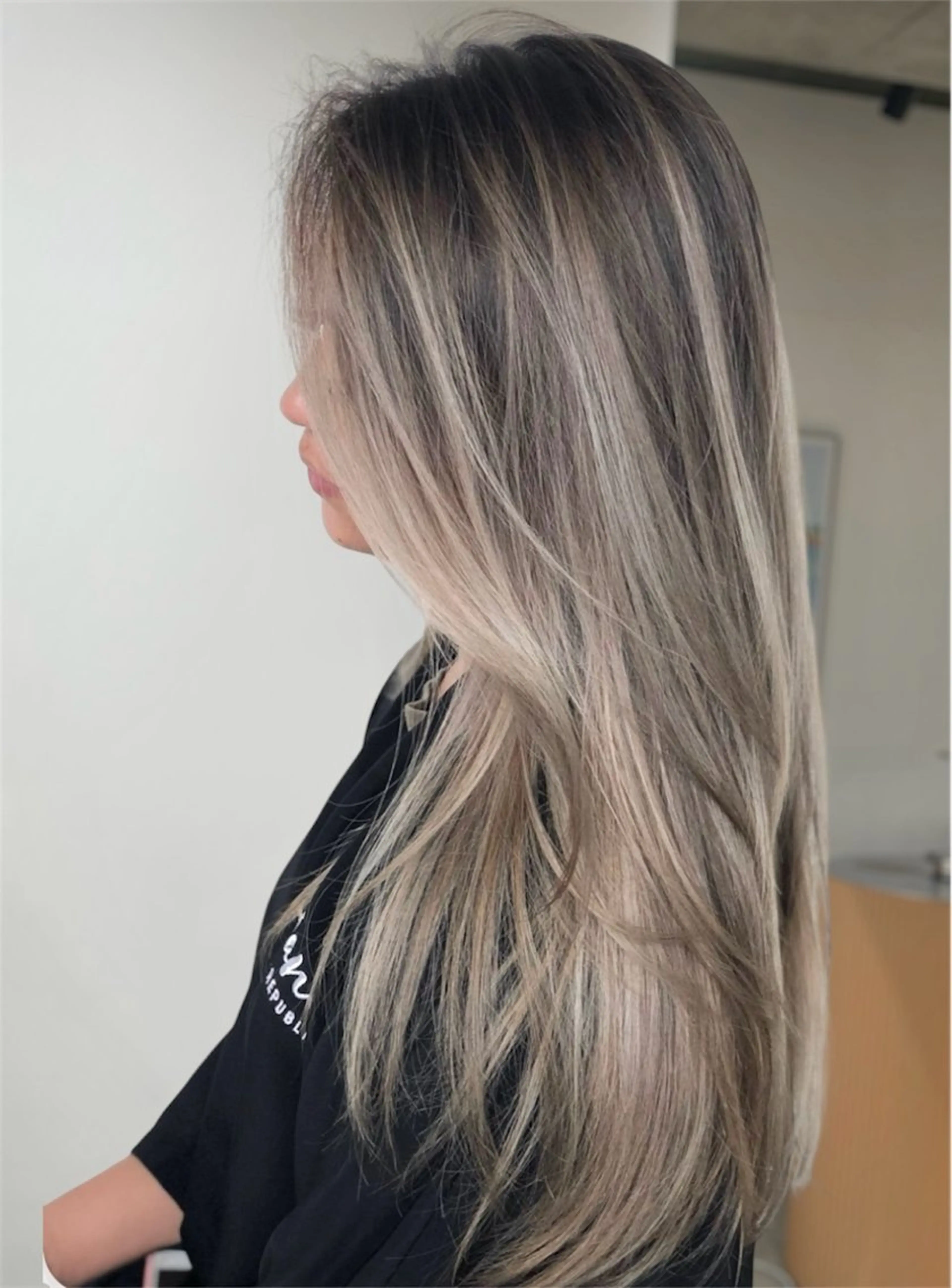 セミロング カラー バレイヤージュ ハイライトカラー ハイライト レイヤーカット ケア剤オタク×海外 ヘア長谷川裕起のヘアスタイル