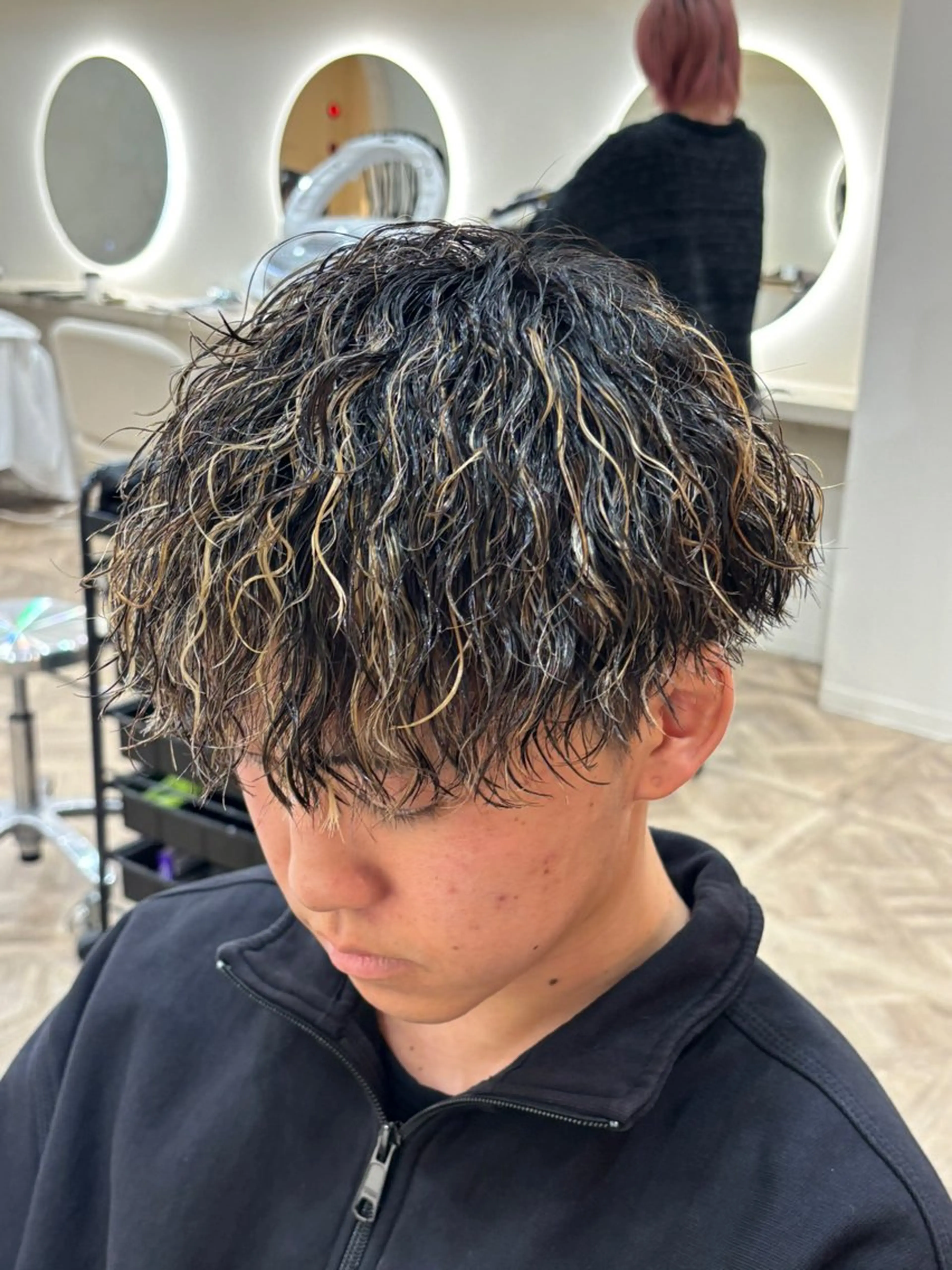 ショート カラー パーマ メンズ メンズメッシュ メッシュ カット ヘアカラー パーマ パーマ職人DAIKI ツイスパ/波巻きのヘアスタイル