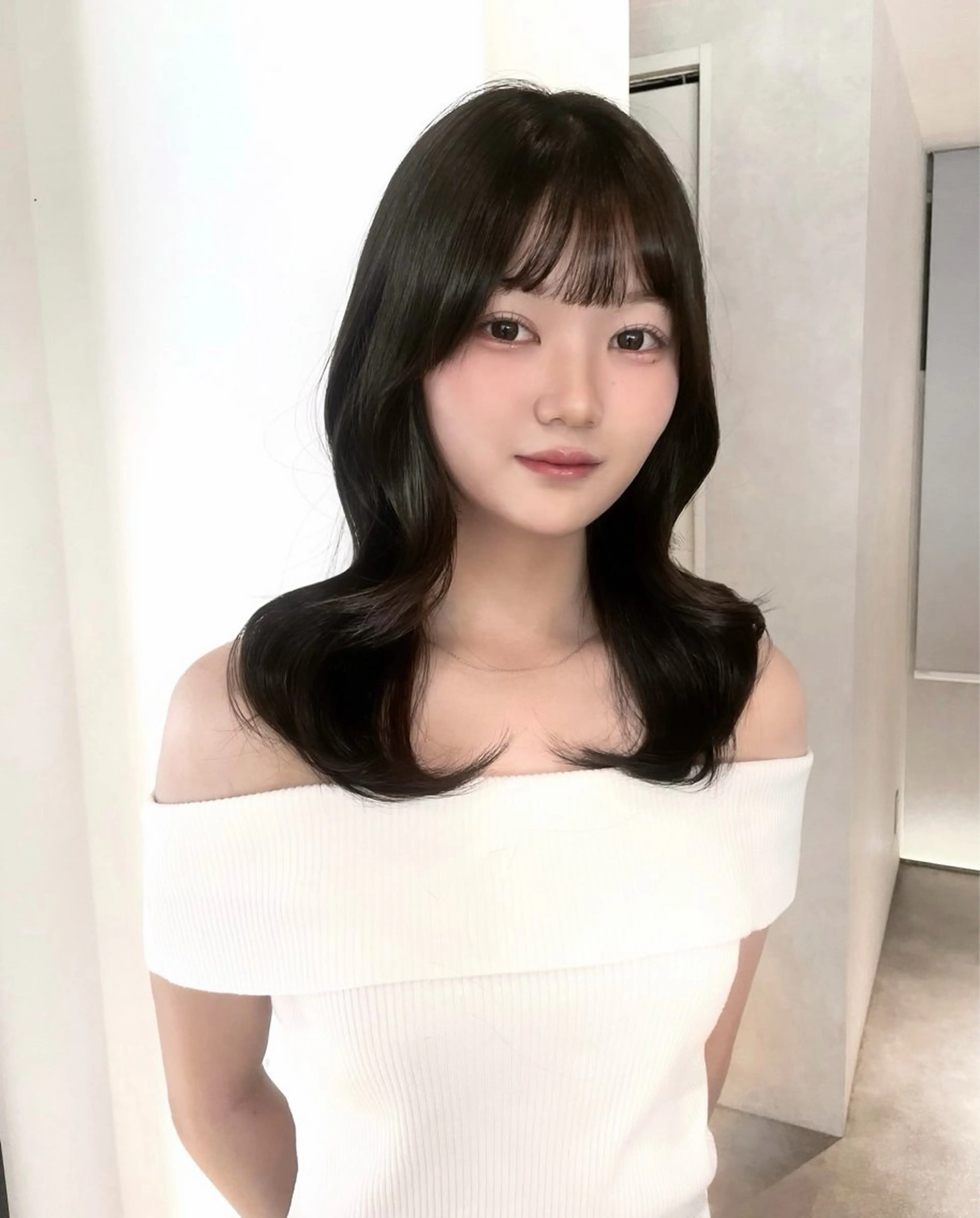 セミロング カラー ベージュカラー ブリーチ ブラウンカラー ショコラブラウン 透明感カラー カット Qin shaire salon 原宿店所属・レイヤーカット 韓国ヘアayameのヘアスタイル