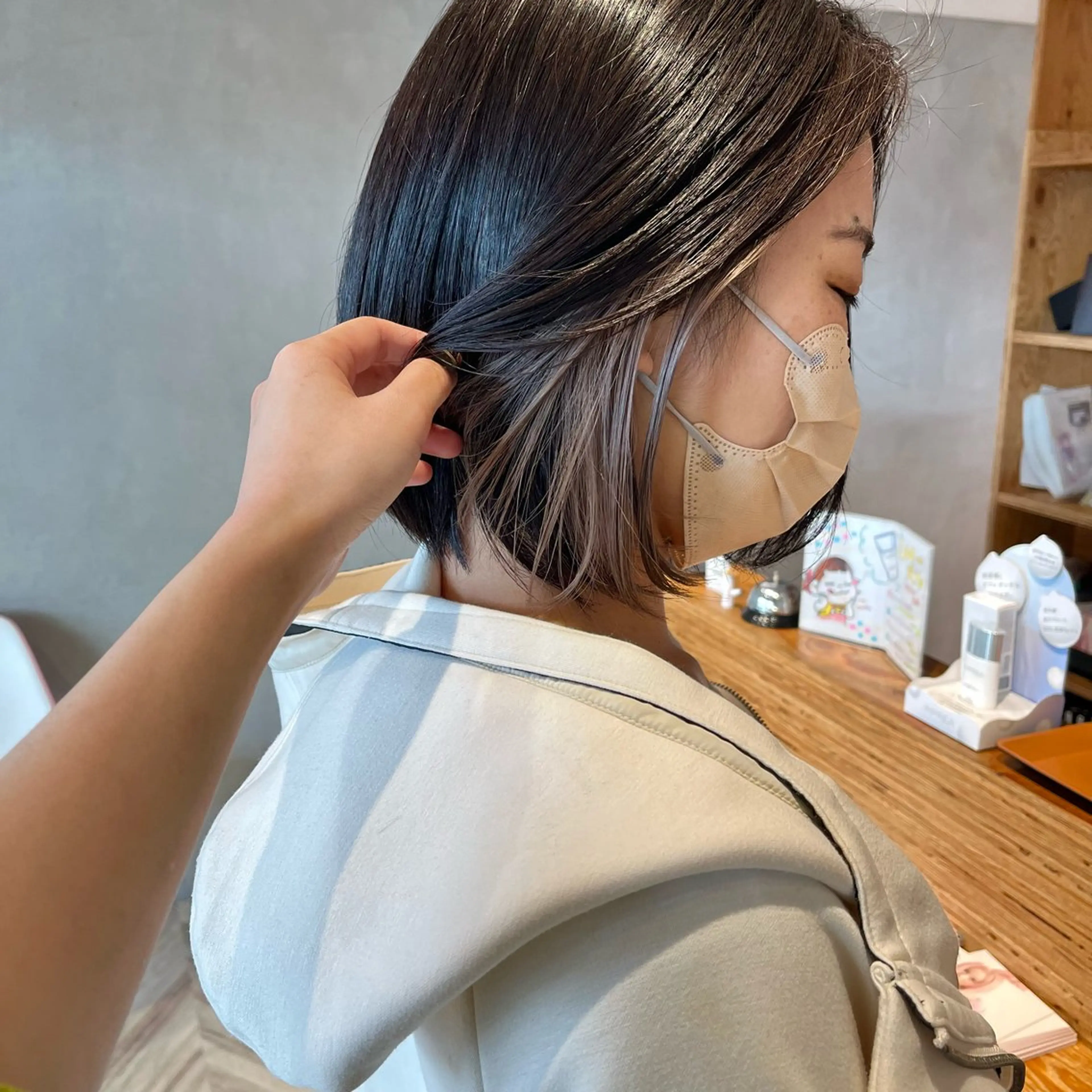 ショート カラー イヤリングカラー グレージュ ボブ ヘアカラー ボブ/透明感カラー /坂口恵梨子のヘアスタイル